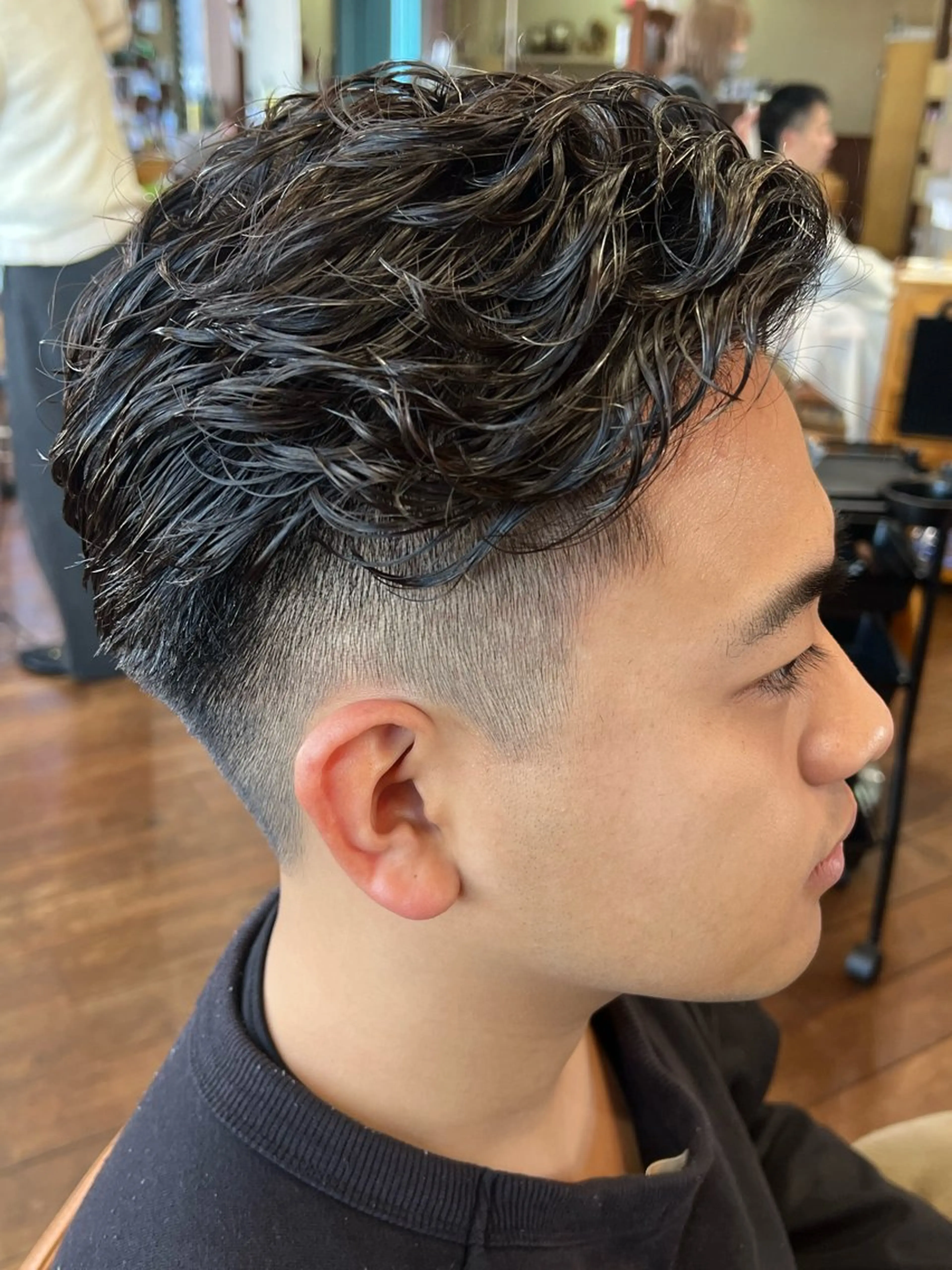 パーマ メンズ フェードカット フェザーパーマ メンズパーマ 奥田 勝亮のヘアスタイル