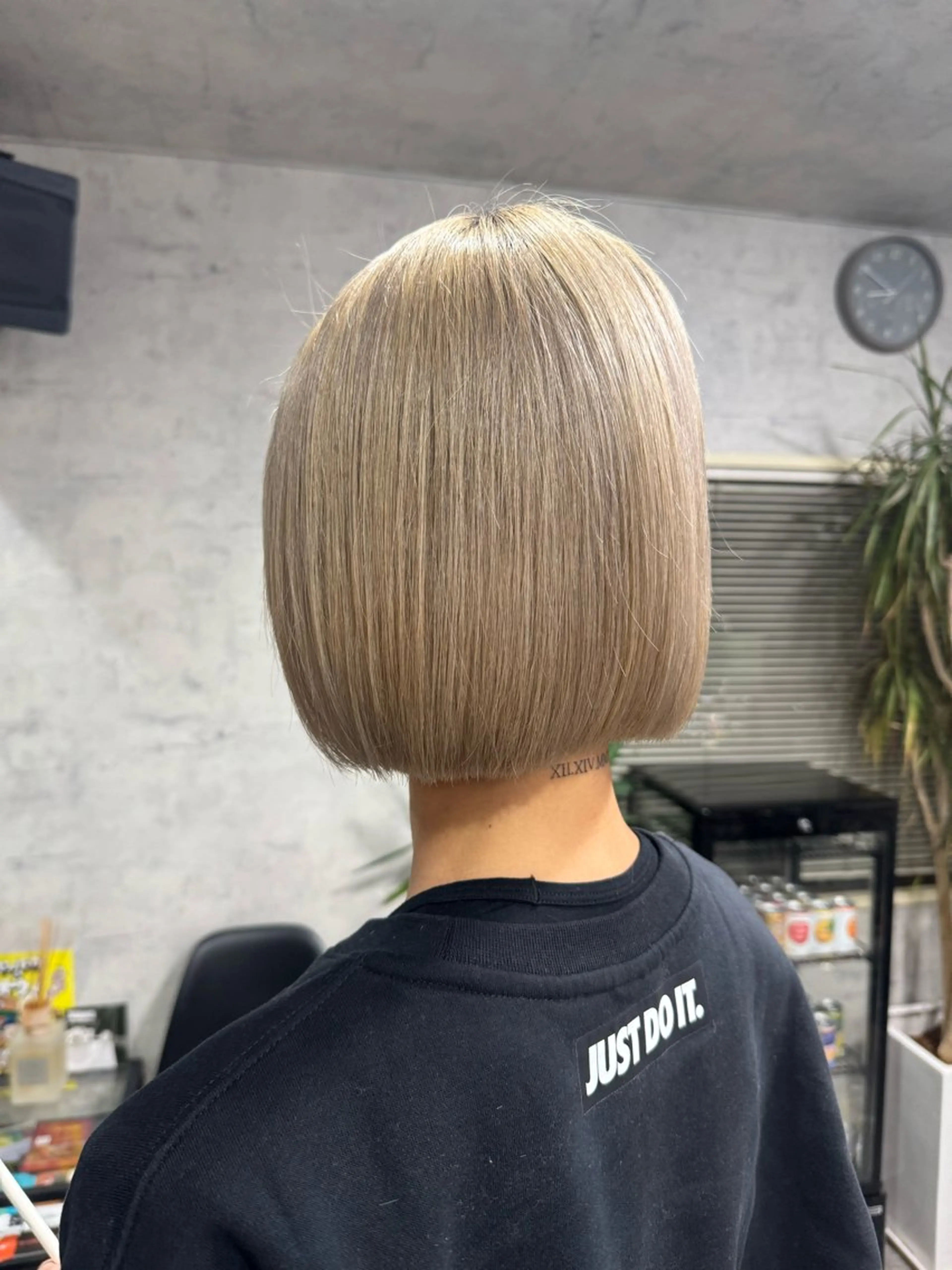 ショート カラー ベージュカラー ブリーチ ブロンド ハイトーンカラー ホワイトベージュ Elissumeda所属・ブリーチ特化 梅田本多翔のヘアスタイル