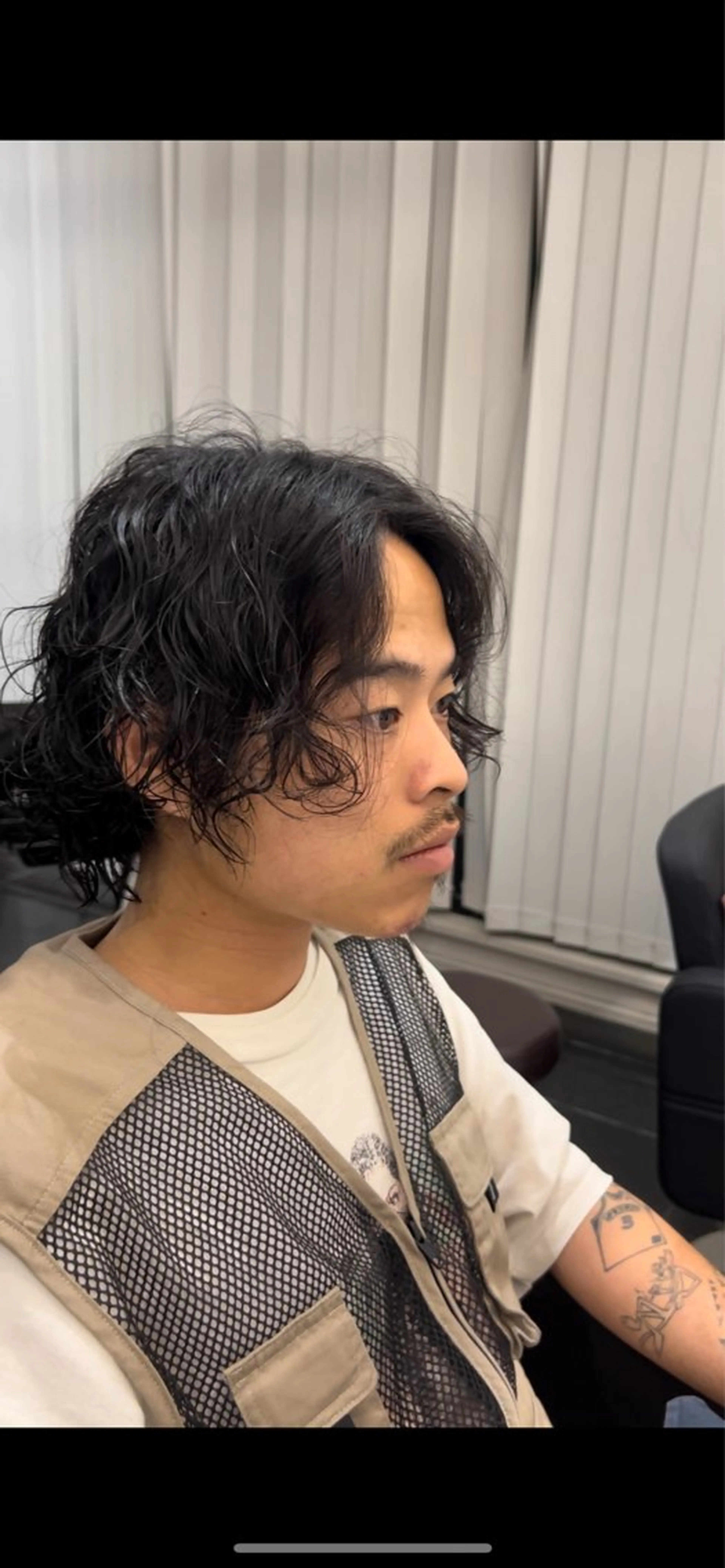 ミディアム ミディアムパーマ くせ毛 メンズパーマ 岩成健志郎のヘアスタイル