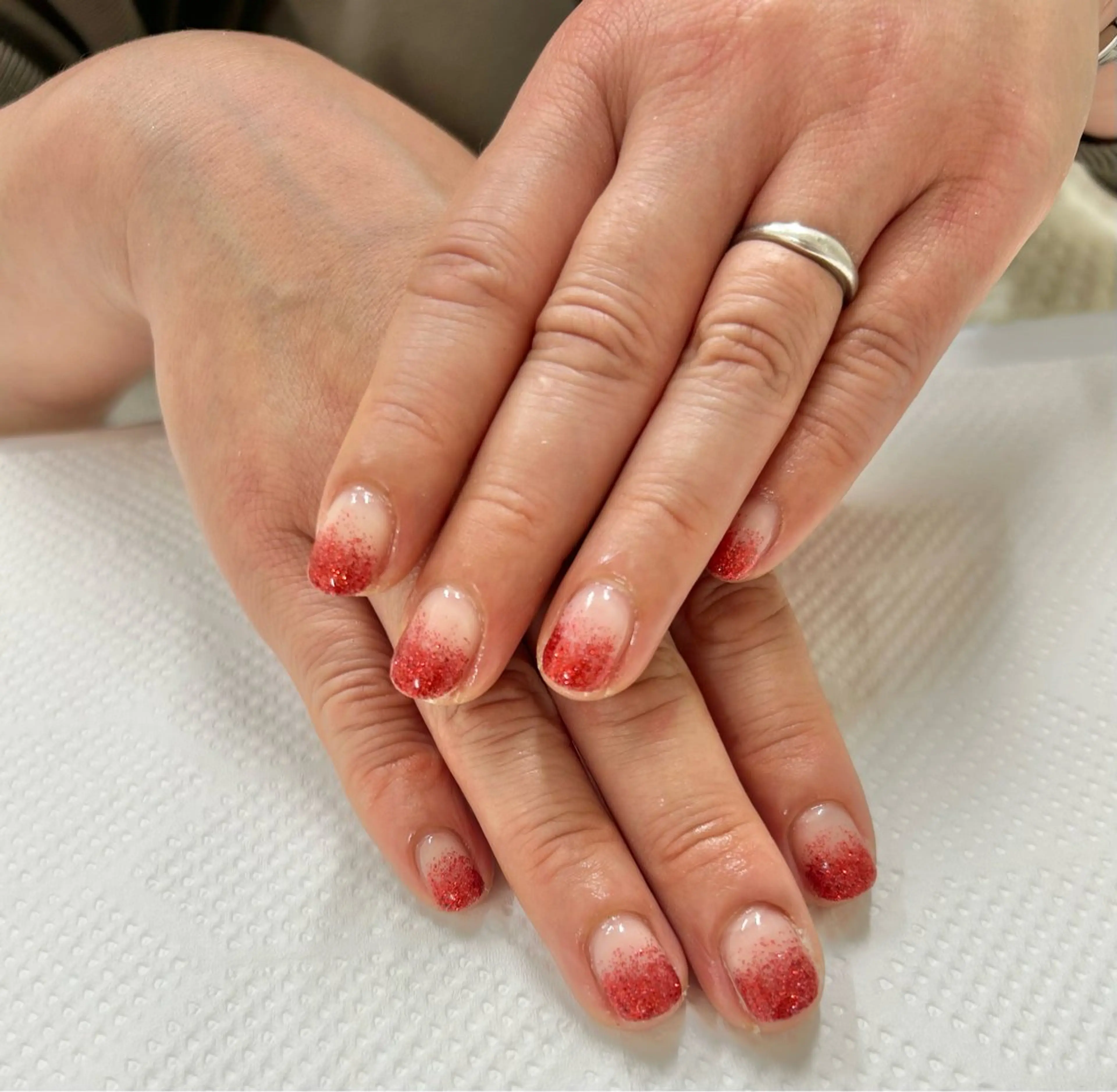ネイル ラメ(グリッター) ラメグラデーション 赤色 冬ネイル クリスマス ハンドネイル 片倉 愛美のネイルデザイン