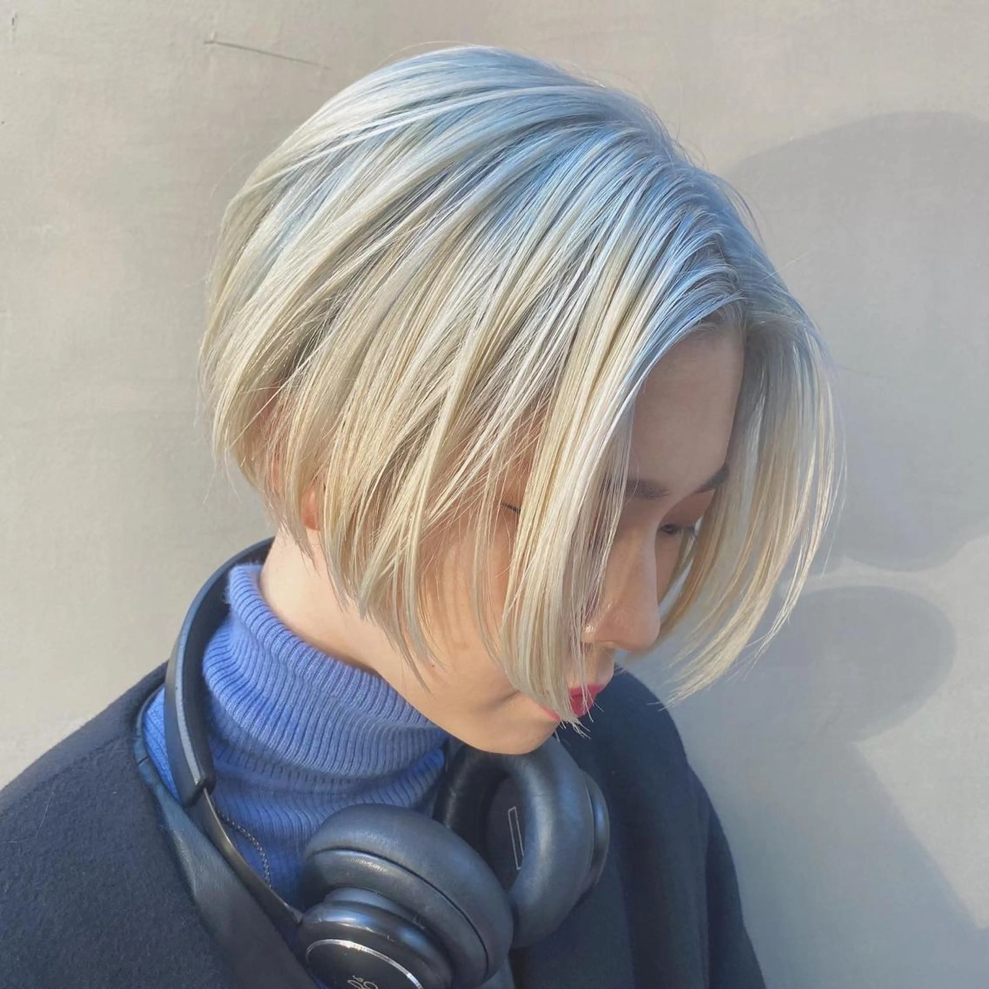 ショート カラー ブリーチ ブルーカラー デザインカラー センターパート/ 暖色カラーayuのヘアスタイル