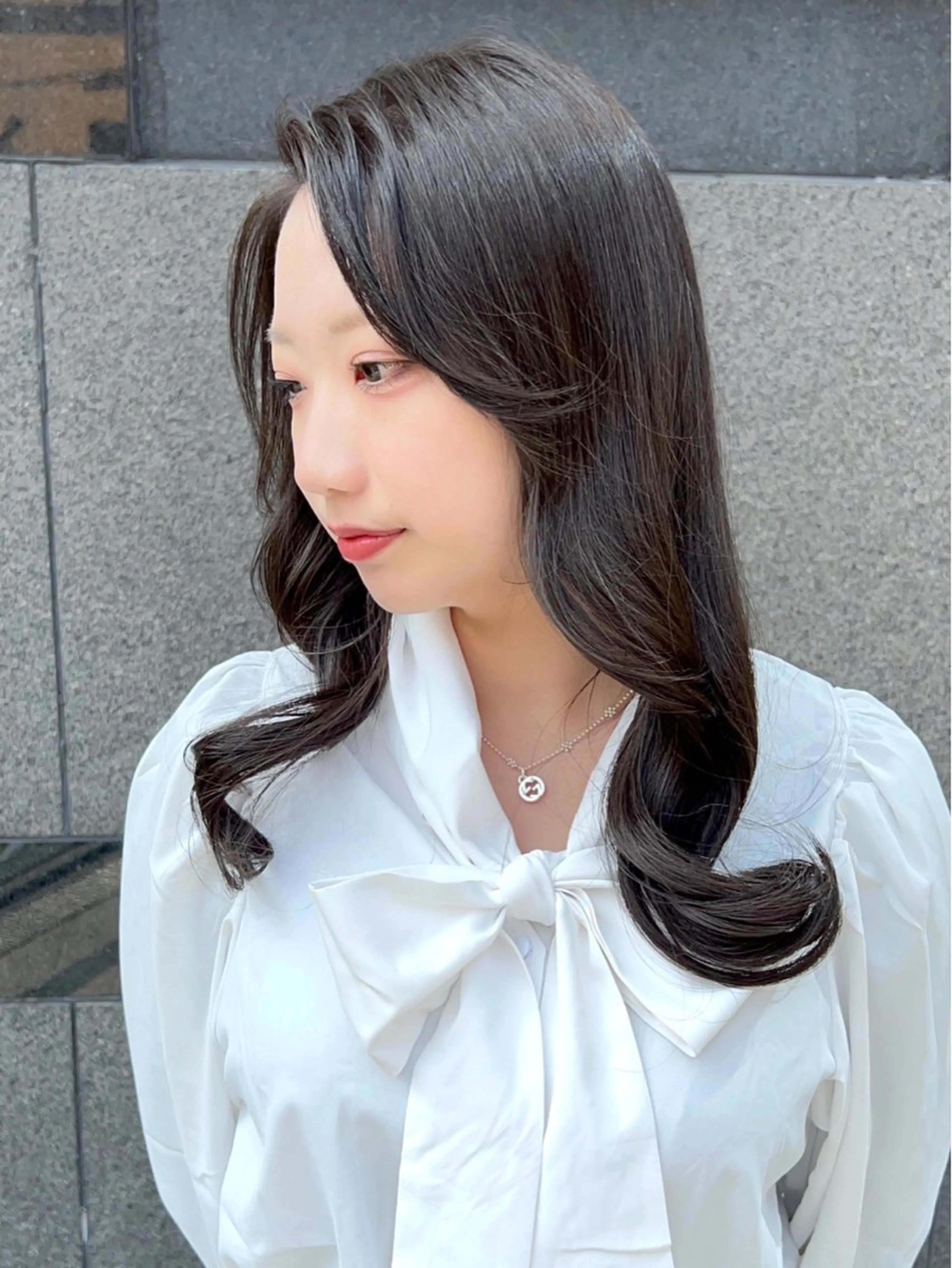 セミロング カラー ヘアアレンジ 黒髪 ブルーカラー ブルーブラック 透明感カラー 苗代萌/ぷるツヤ髪 🫧/透明感カラーのヘアスタイル