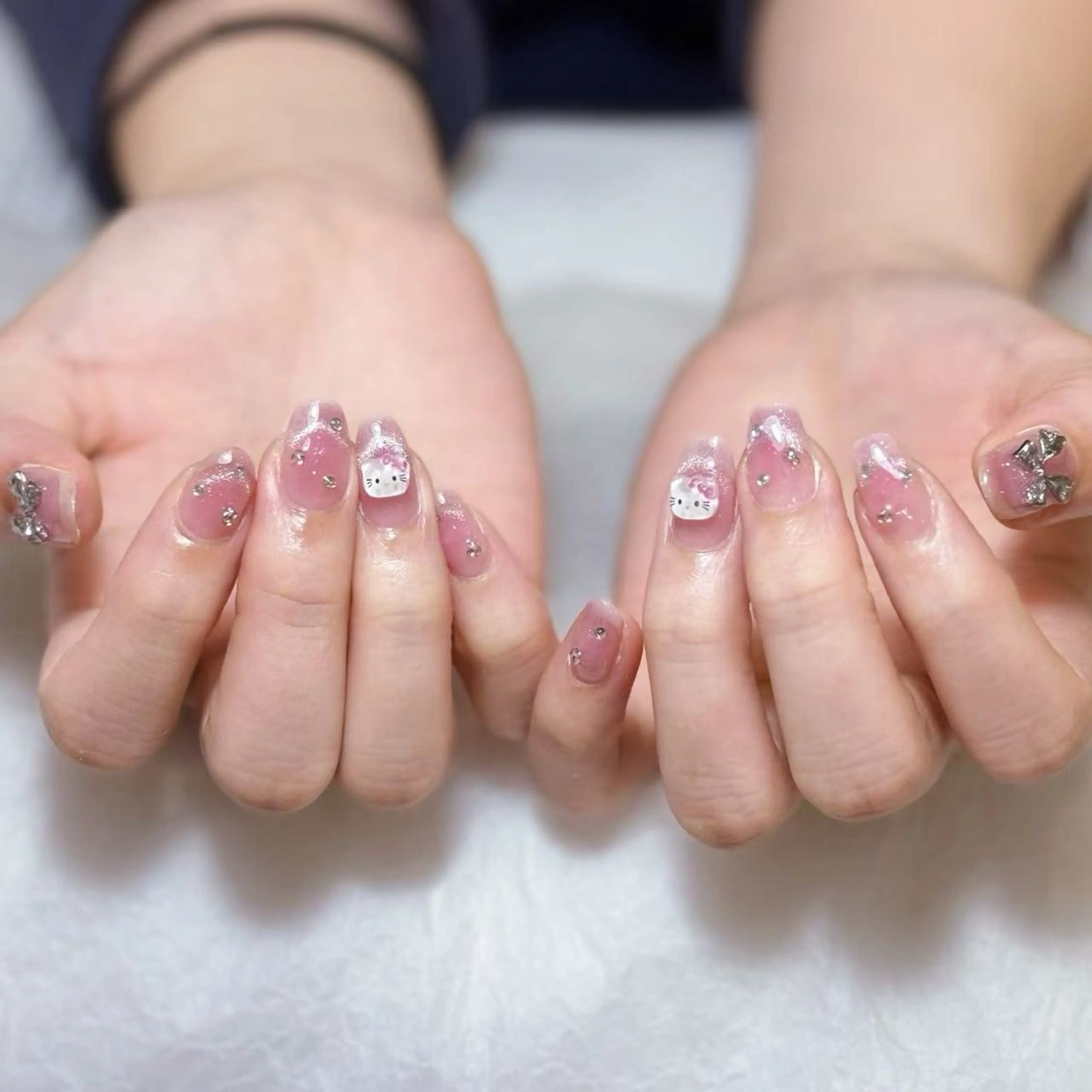 ネイル アートネイル オーロラネイル ガーリー キラキラネイル 韓国ネイル ハンドネイル yu ri 🌹のネイルデザイン