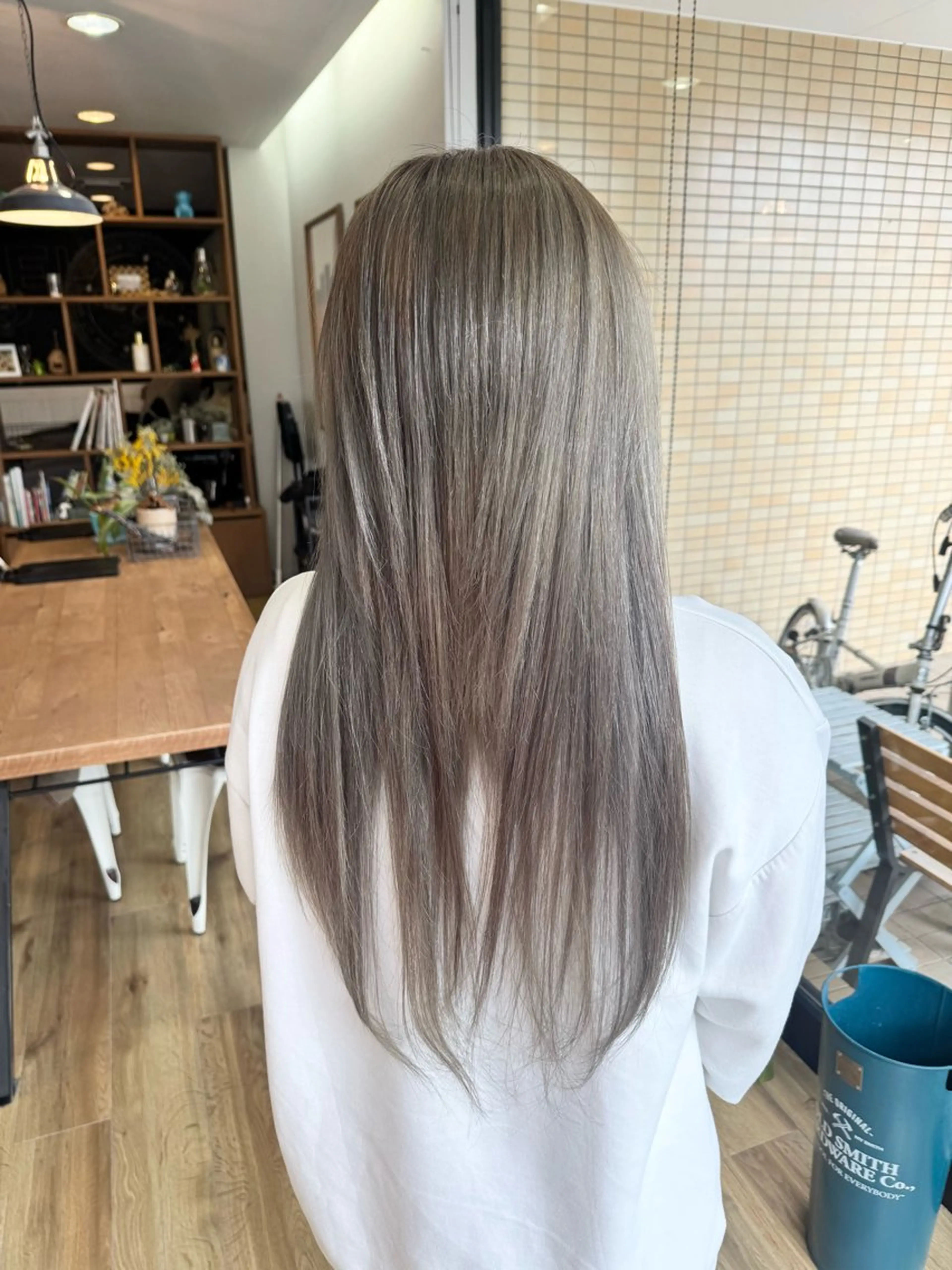 ロング カラー ブリーチ グレージュ ヘアカラー トリートメント ツキダテ ユイのヘアスタイル