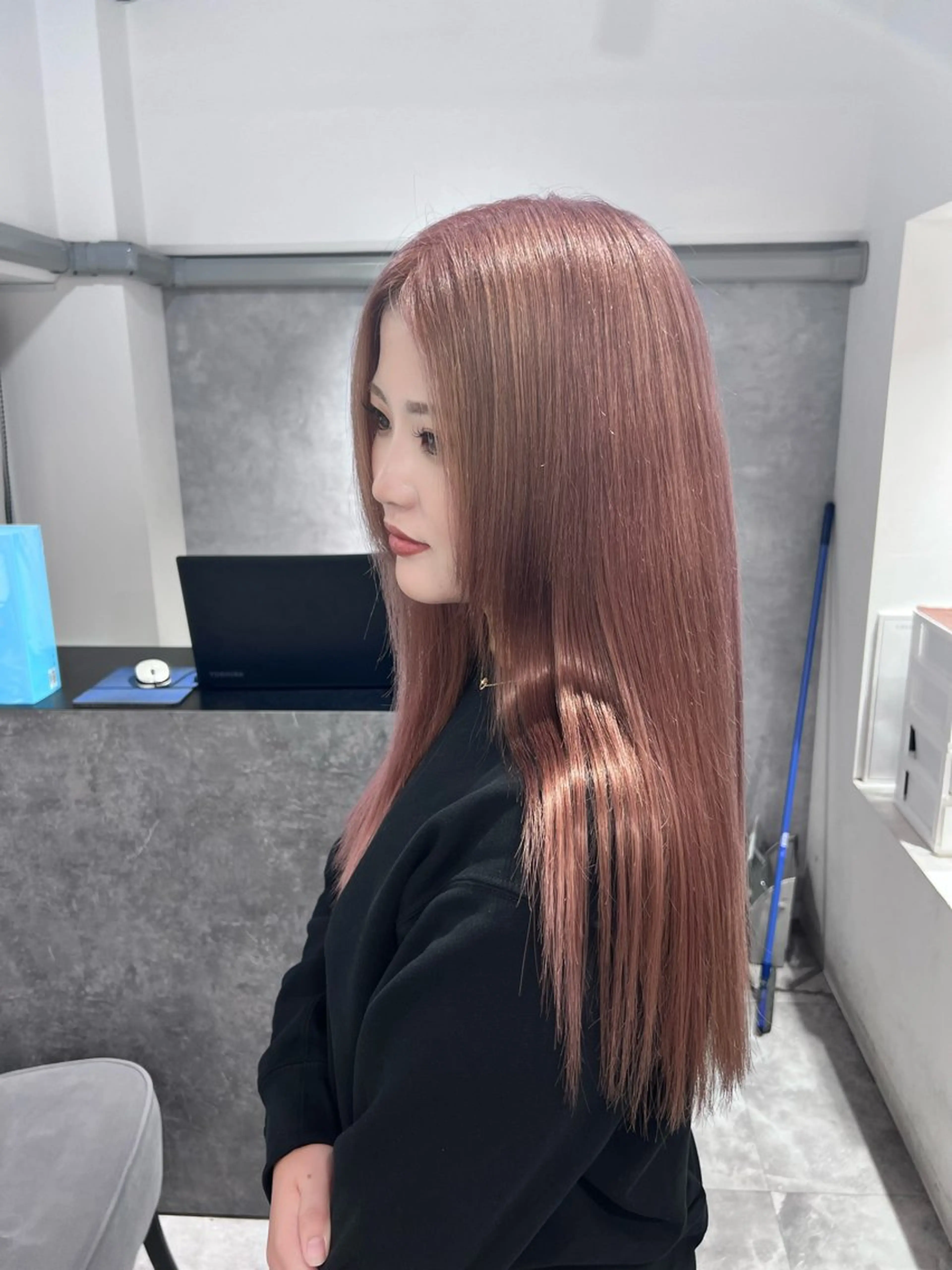 ロング カラー 黒髪 ブリーチ 透明感カラー 顔周りカット レイヤーカット カット ヘアカラー トリートメント TOMONA👑 GiseL梅田店のヘアスタイル