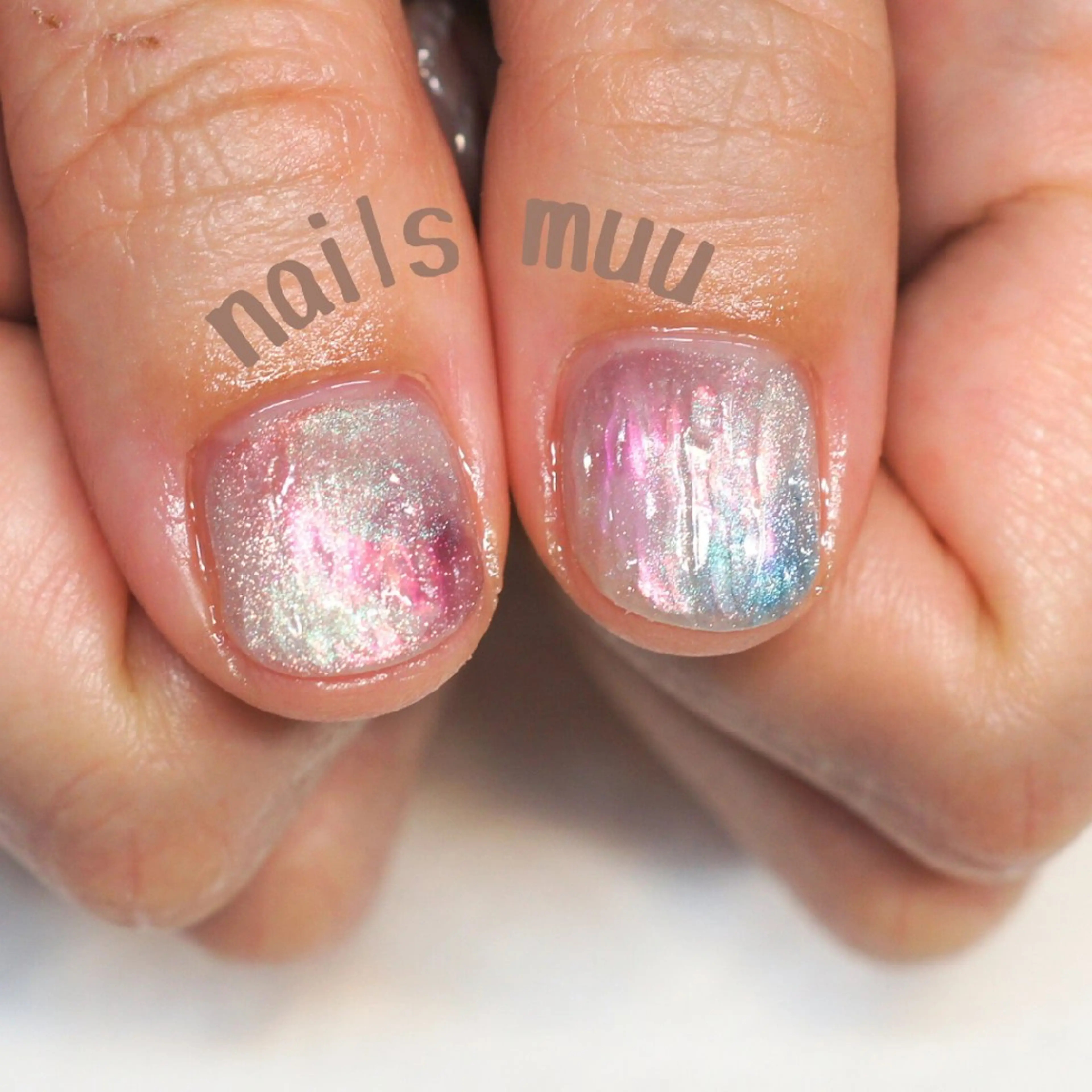 ネイル オーロラネイル ブルー キラキラネイル ニュアンスネイル ショートネイル ハンドネイル nails muu まゆのネイルデザイン