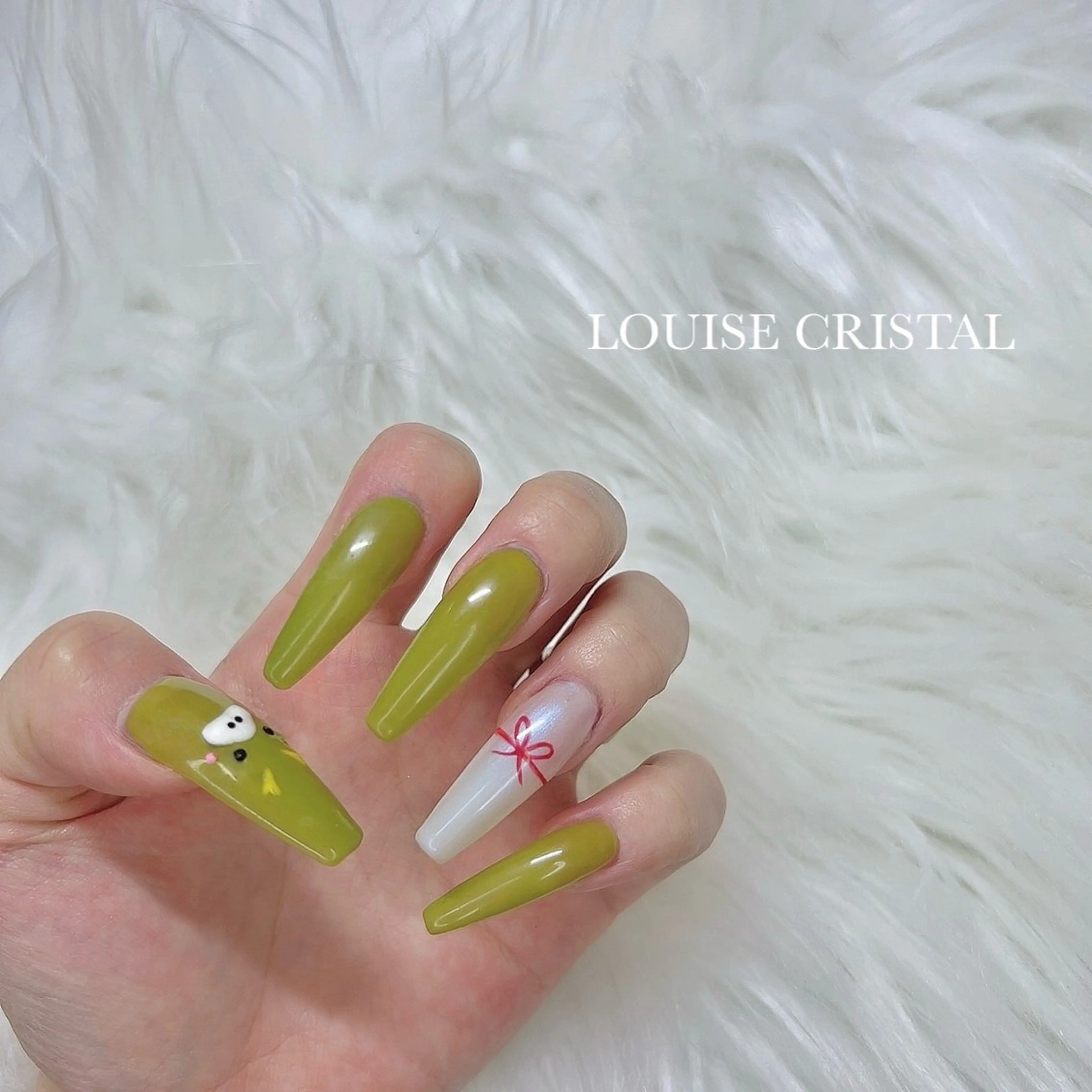 ネイル ハンドネイル LOUISE CRYSTALのネイルデザイン