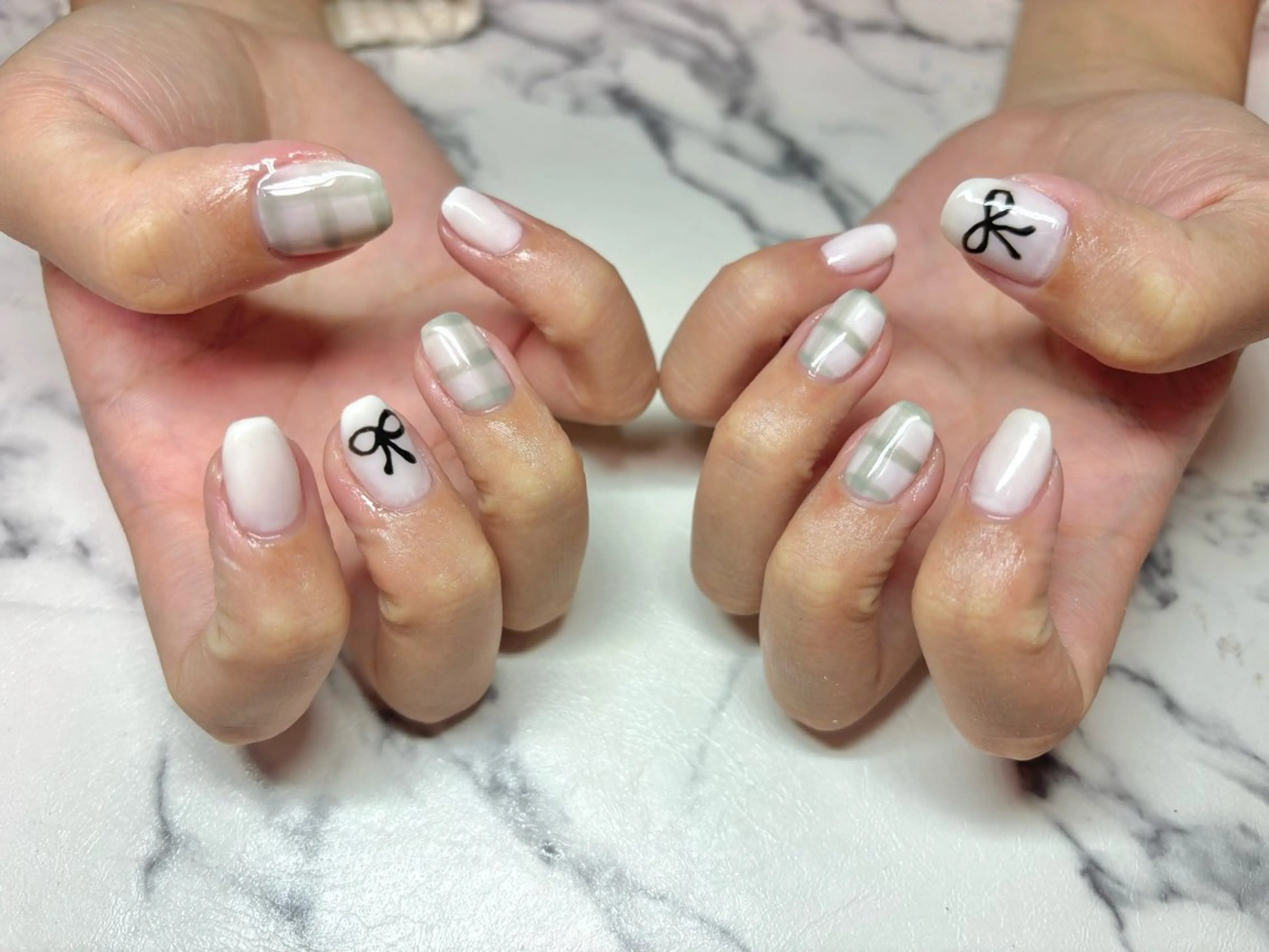 ネイル リボン ホワイト 冬ネイル mimimi nail所属・I. MITSUKIのネイルデザイン