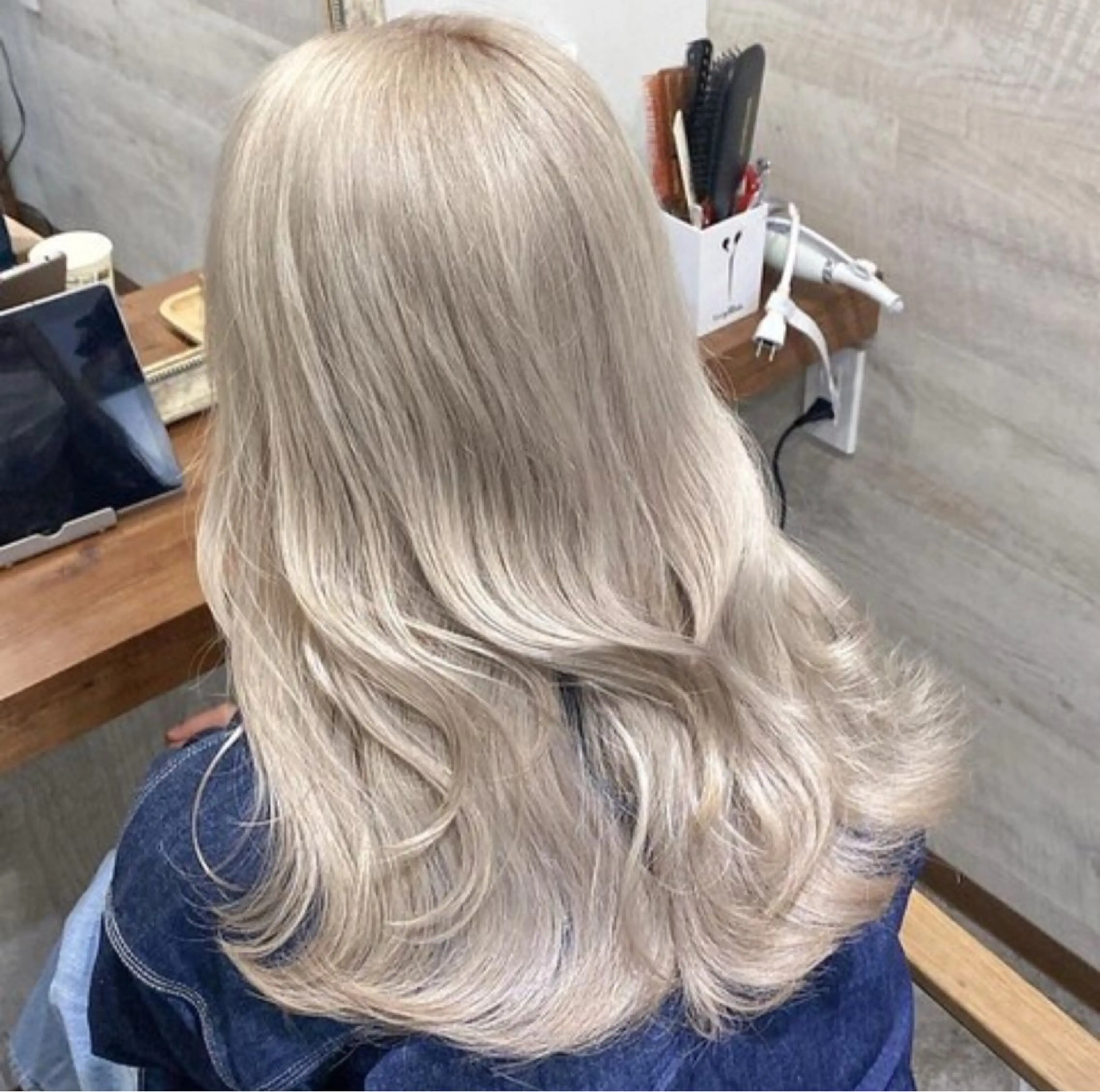 ロング カラー ブリーチ シルバー ホワイトシルバー ロング 🦋ブリーチカラー/ 専門Aya💖のヘアスタイル