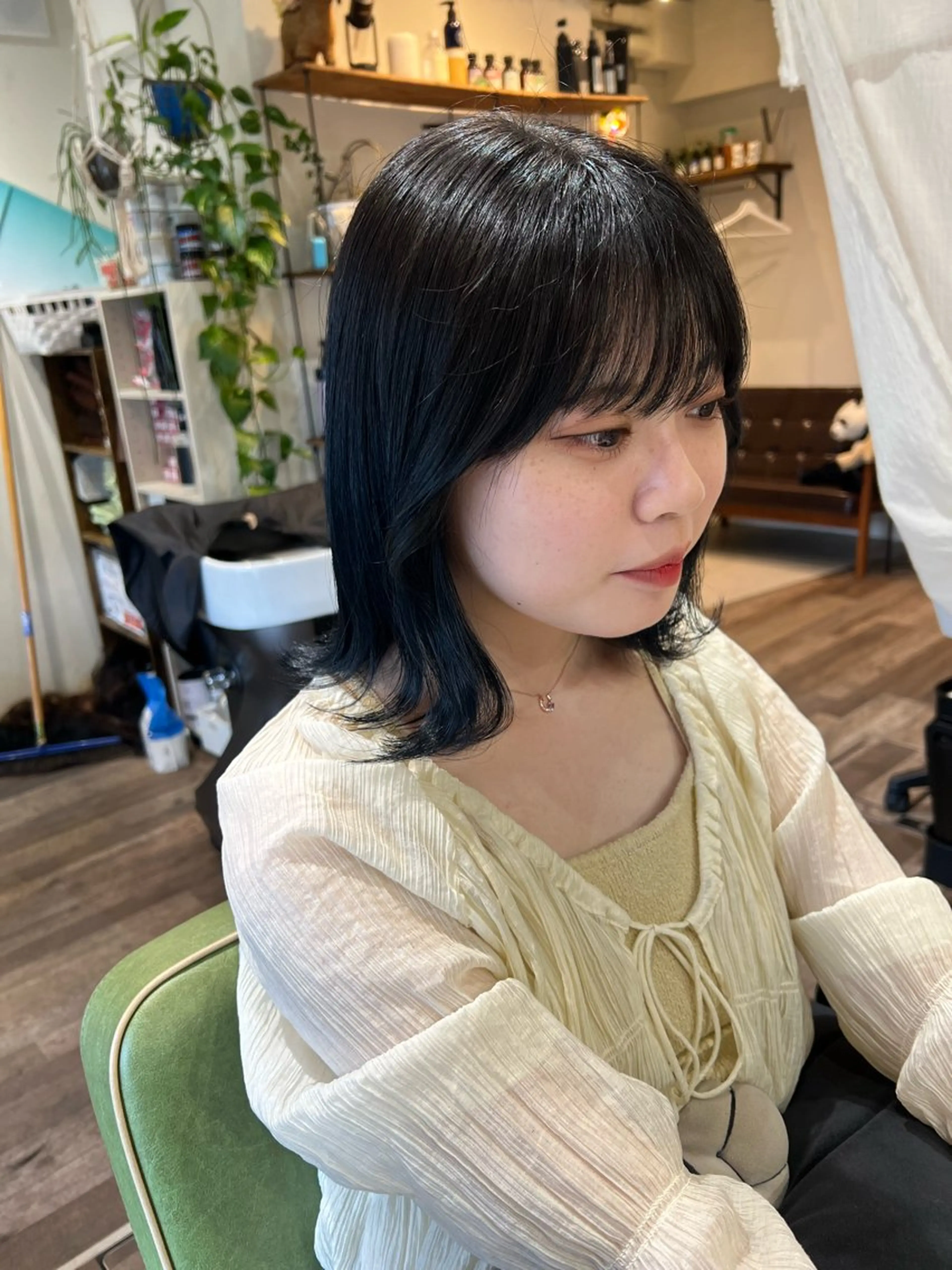 ミディアム カラー 黒髪 ブルーカラー ブルーブラック 透明感カラー カット ヘアカラー トリートメント カラーパティシエ facce🌼ikoのヘアスタイル