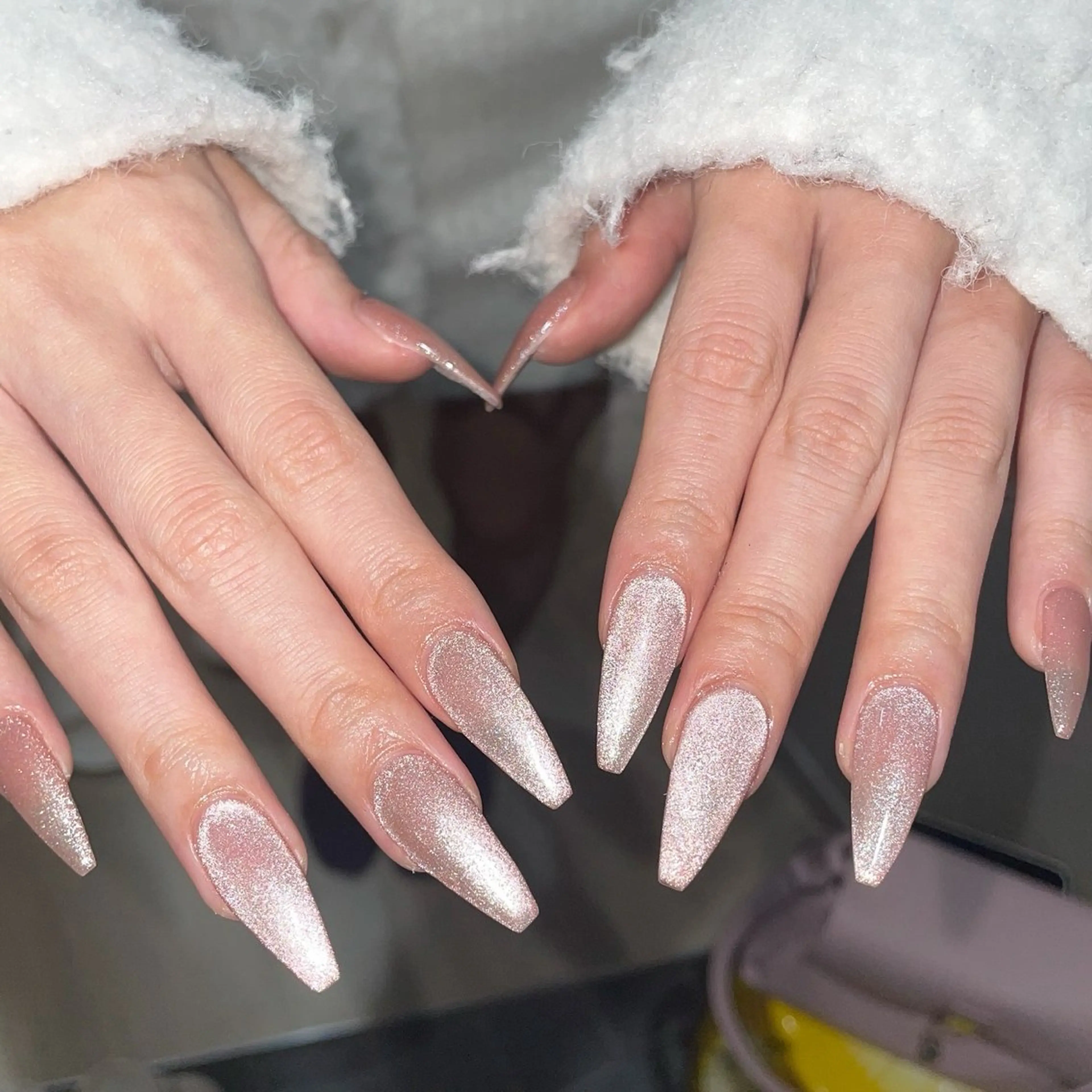 ネイル ガーリー キラキラネイル マグネットネイル ピンク パープル ハンドネイル ハンドケア 🎀NAIL🎀 AI🪄︎︎◝✩のネイルデザイン