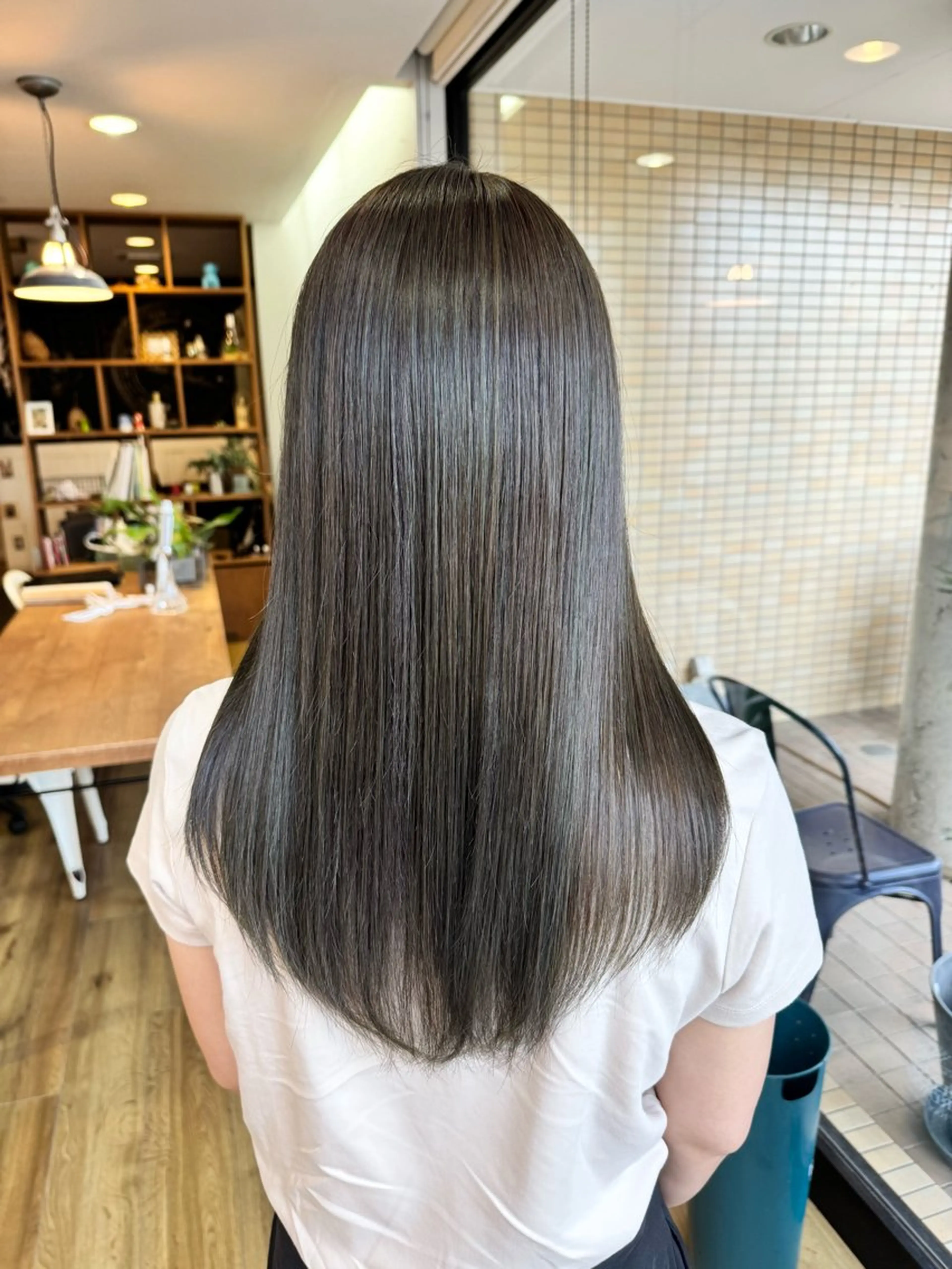 ロング カラー グレージュ オリーブグレージュ オリーブグレー カット ヘアカラー トリートメント ツキダテ ユイのヘアスタイル