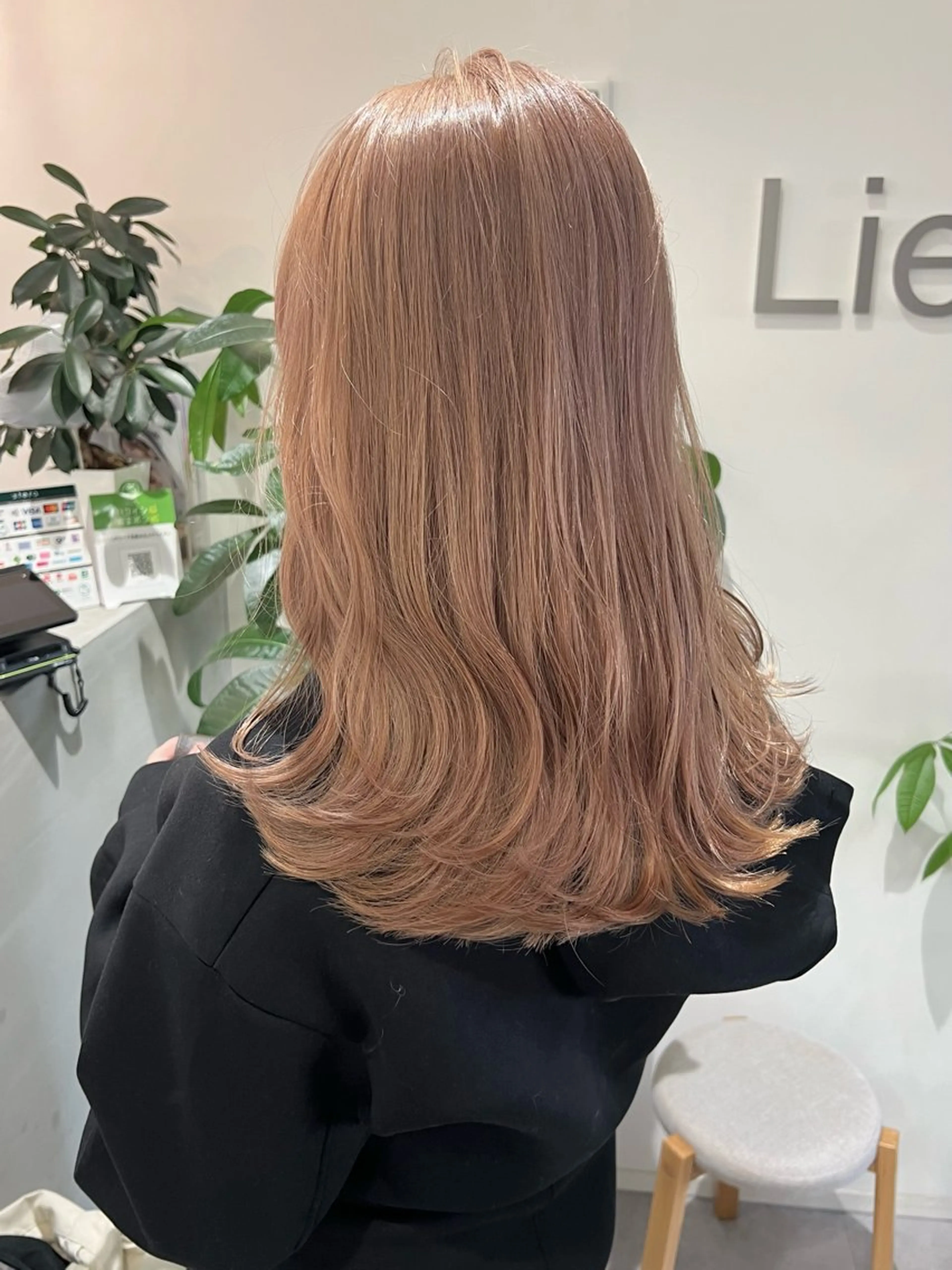 セミロング ヘアカラー miyu✂︎Lien 上品なブリーチカラーのヘアスタイル