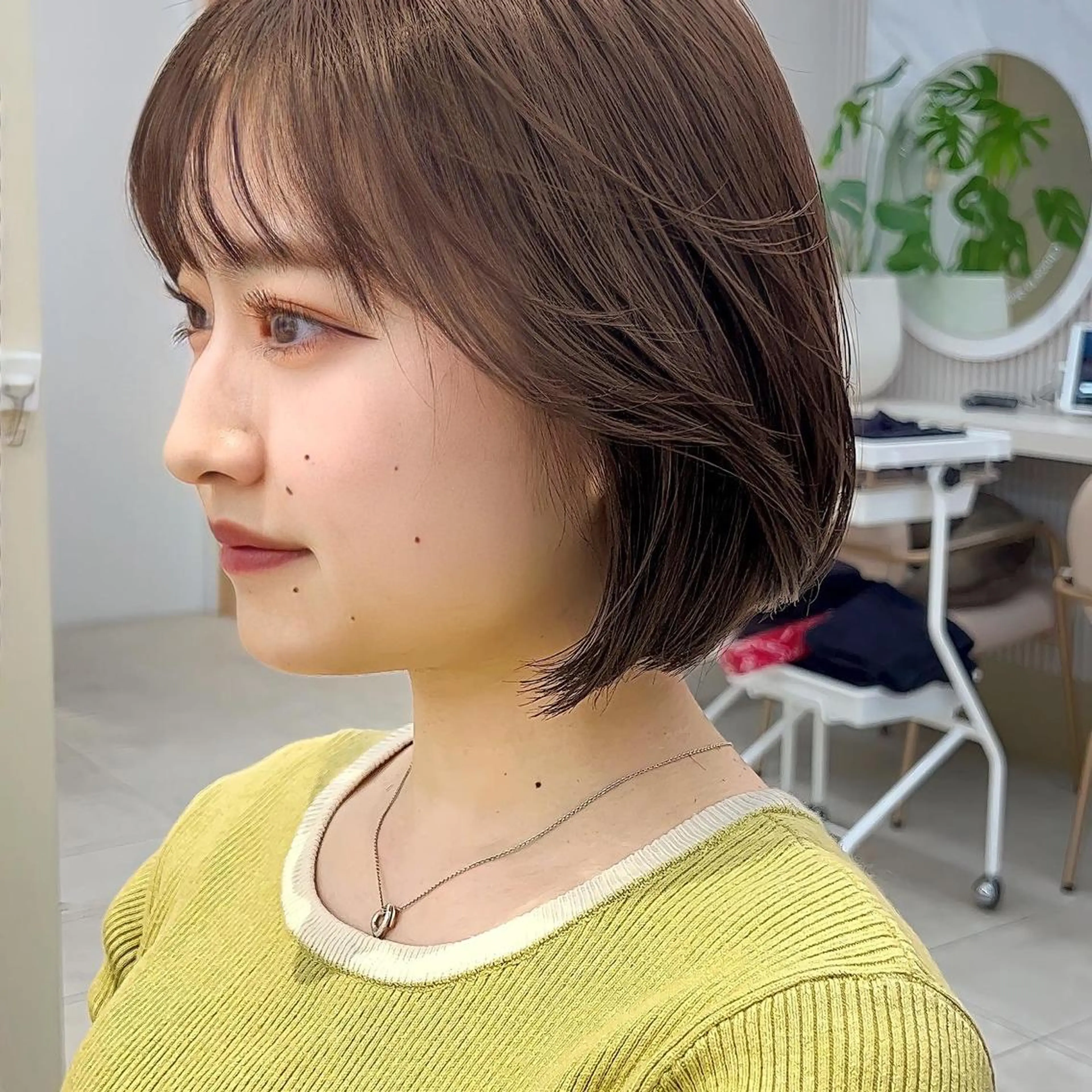 ショート カラー ミストバング グレージュ ボブ くびれヘア 斜めバング カット ヘアカラー トリートメント ニュアンスレイヤー ハイトーンカラーのヘアスタイル