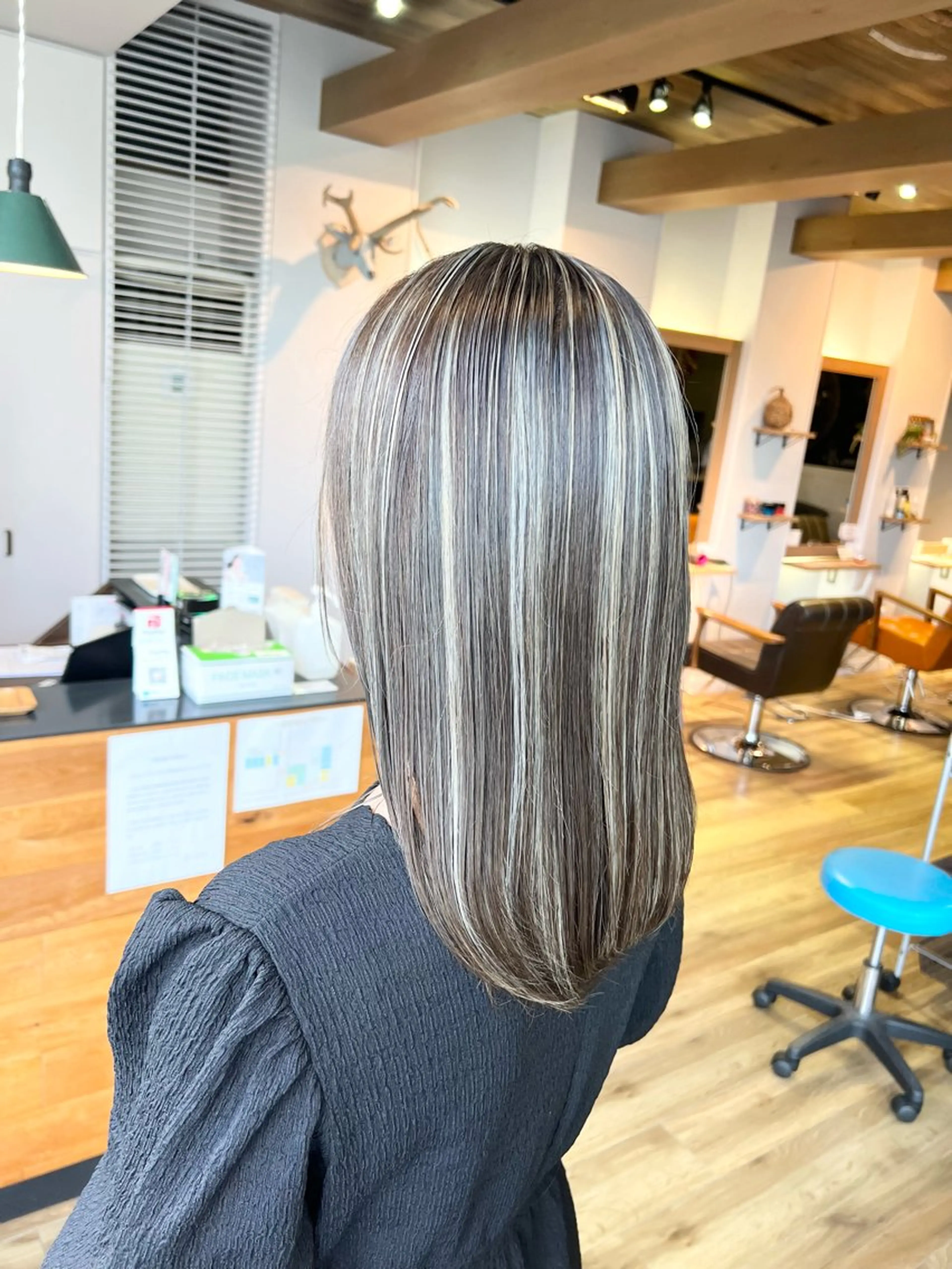 セミロング カラー ハイライトカラー ハイライト ヘアカラー トリートメント 堀 望美のヘアスタイル