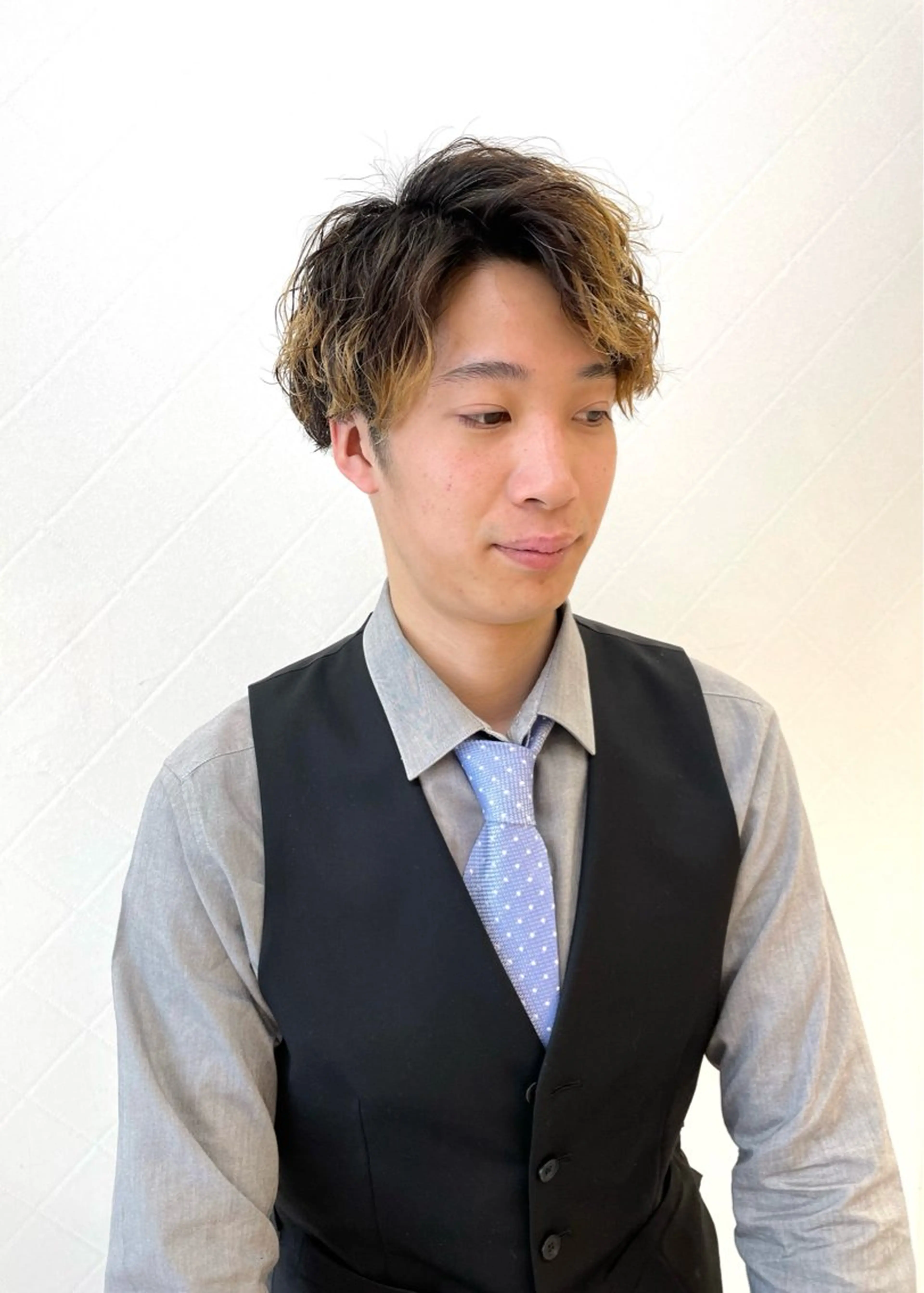 ショート カラー パーマ メンズ アップバング センターパート メンズパーマ メンズショート ショートヘア 縮毛矯正／暖色カラー ／カット／古津遼平のヘアスタイル