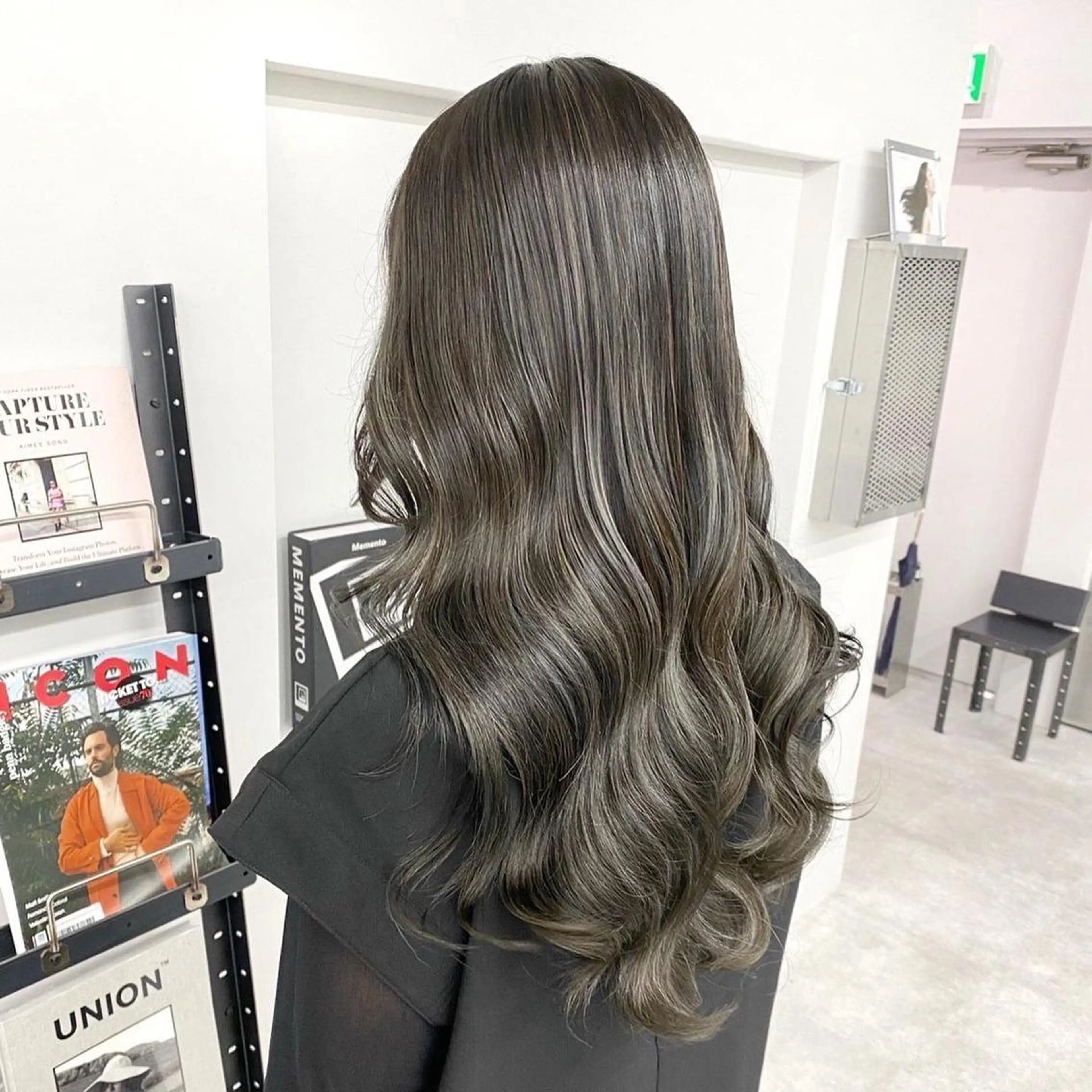 セミロング カラー ヘアアレンジ シールエクステ アディクシーカラー ベージュカラー ブリーチ ブロンド 髪質改善【縮毛矯正】 美髪ボブを量産する人のヘアスタイル