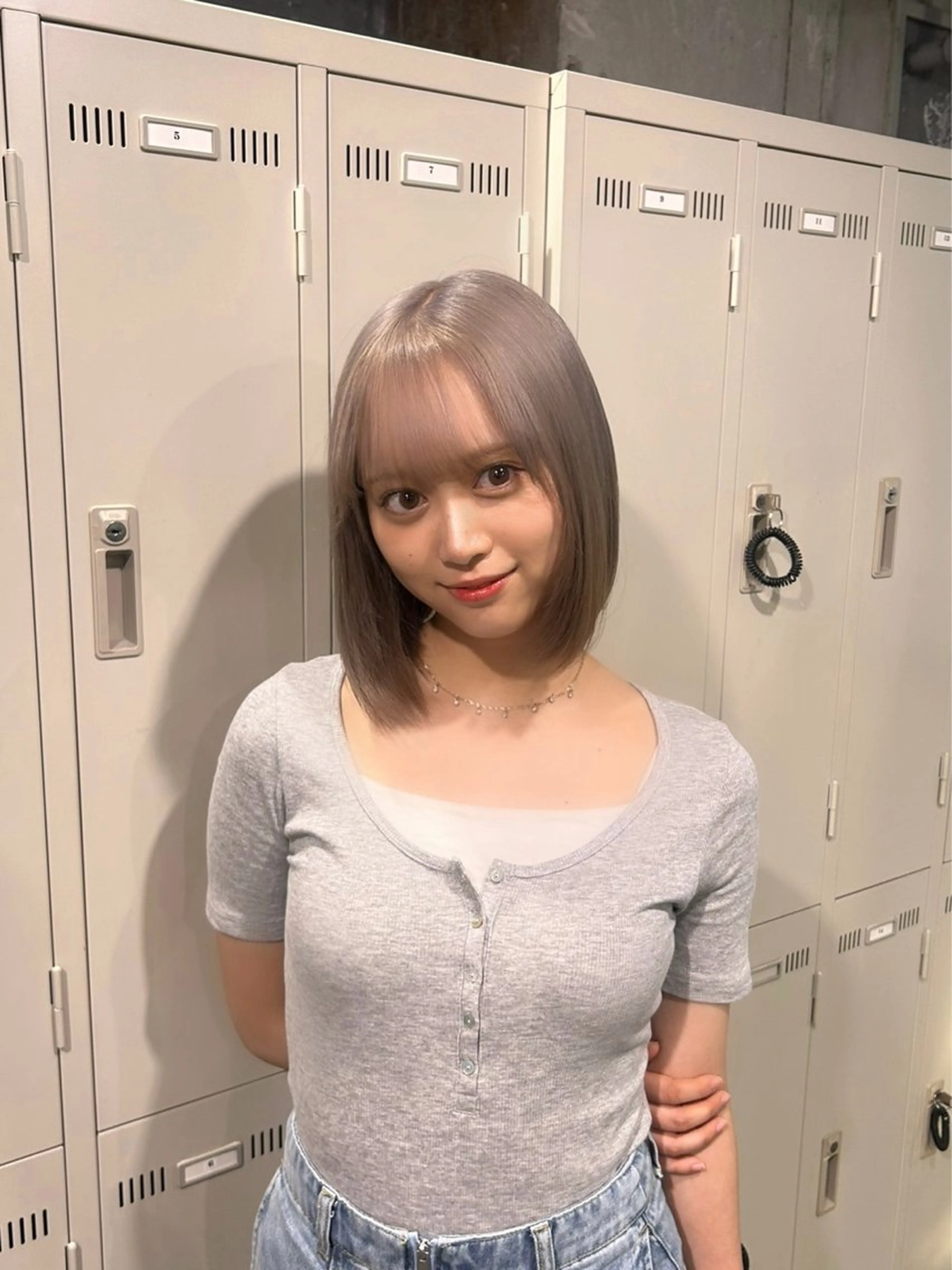 ショート カラー 切りっぱなしボブ グレージュ ハイトーンカラー ミルクティーグレージュ ボブ 🫧ハイトーン🫧 TOPstylistのヘアスタイル