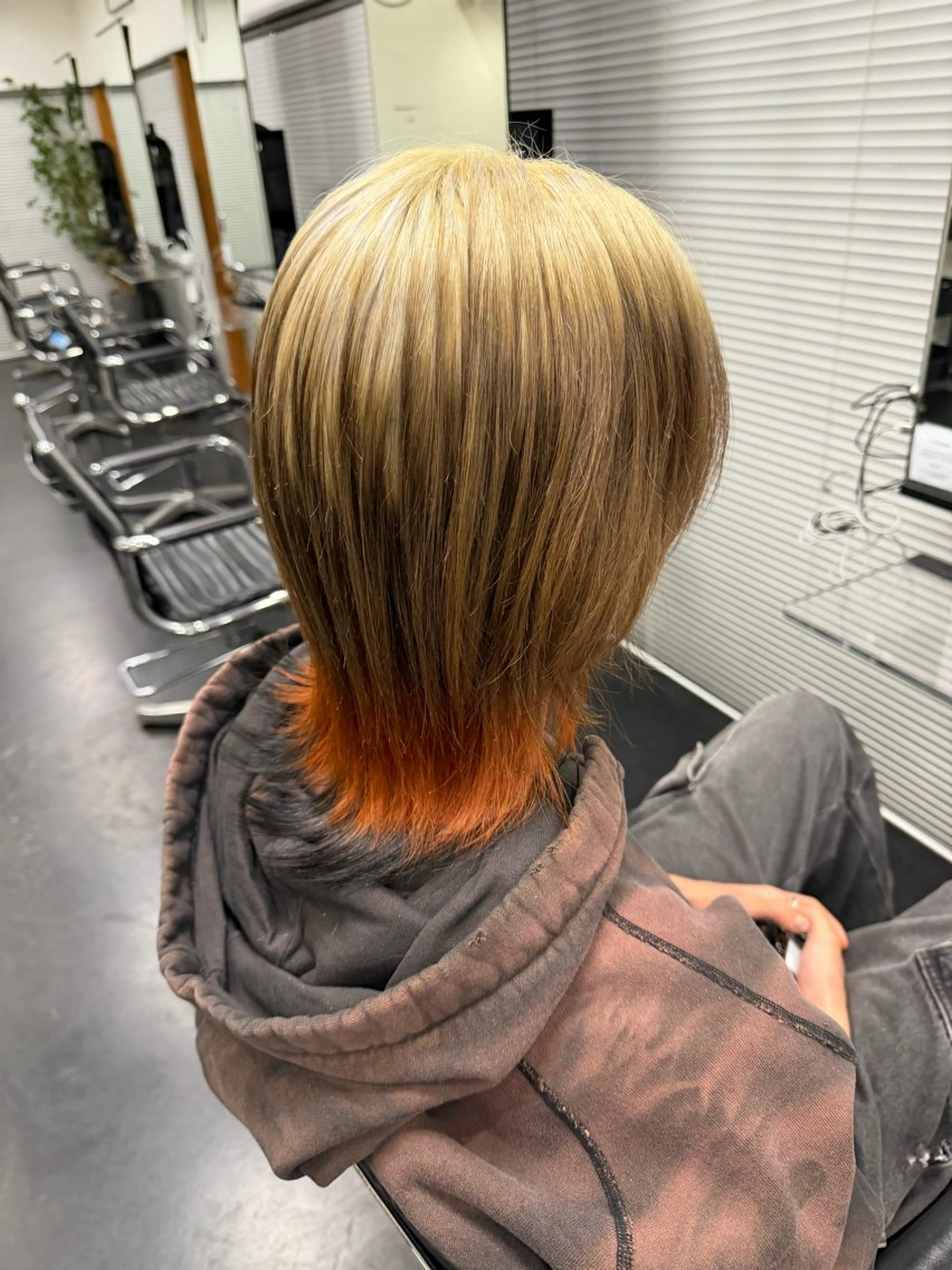 カラー ブリーチ 井上 凜のヘアスタイル