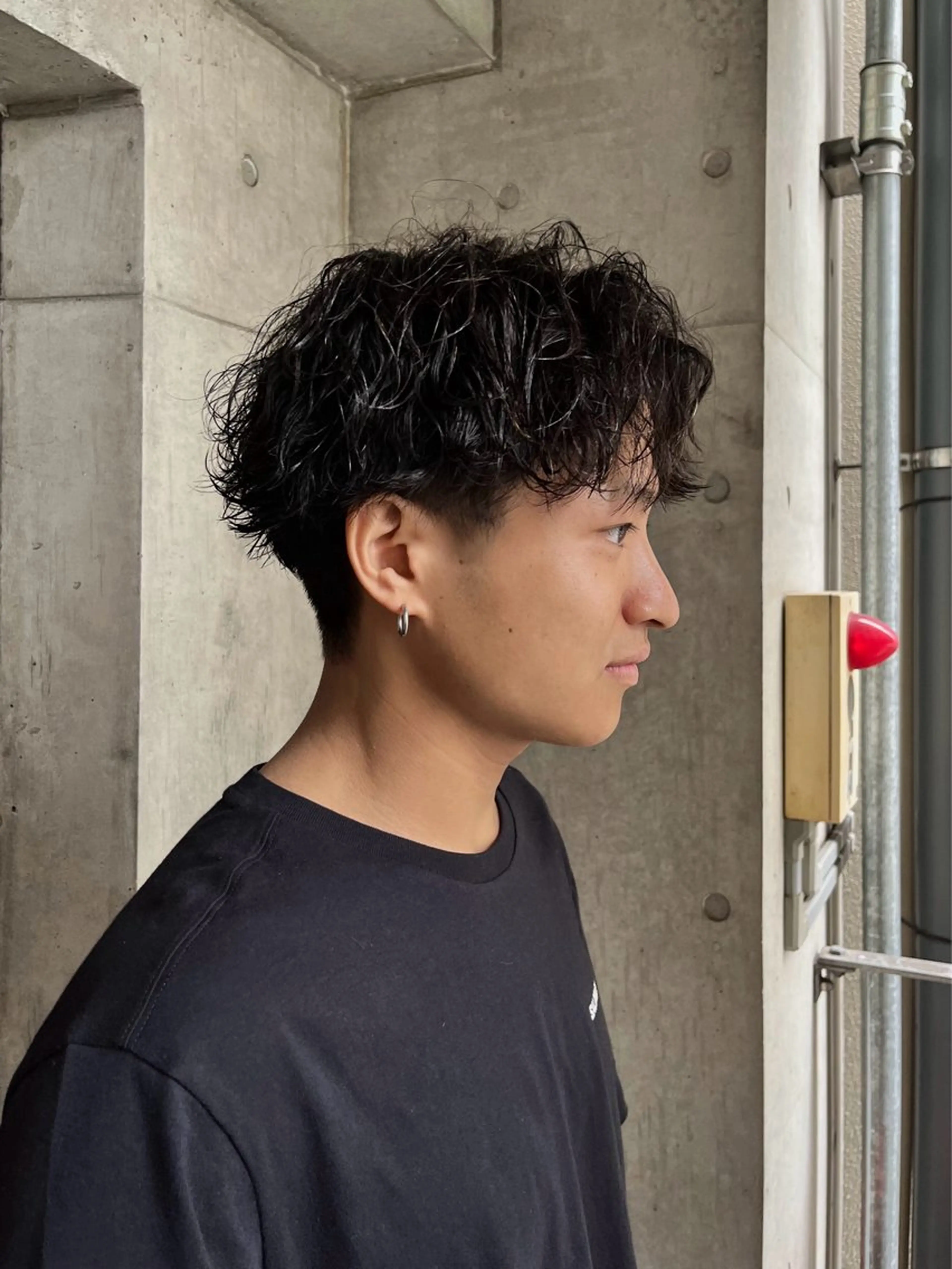 ミディアム パーマ メンズ ミディアムパーマ メンズパーマ 波巻きパーマ 宮崎 恵多のヘアスタイル