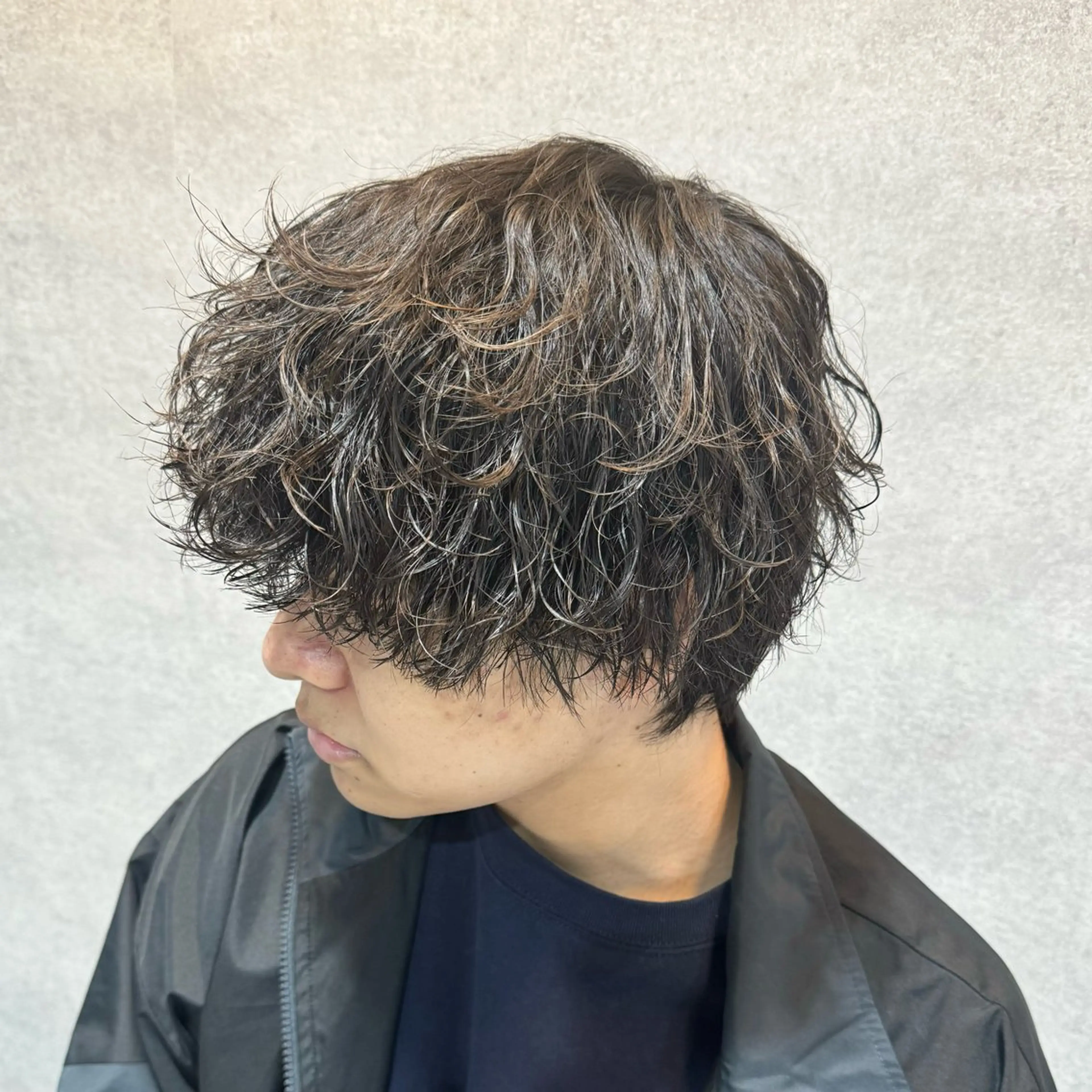 ショート カラー パーマ ヘアアレンジ メンズ センターパート メンズハイライト メンズメッシュ マッシュ メンズパーマ カット パーマ トリートメント ヘッドスパ ヘアセット 仕上がり満足度No. 1🔥BLUCK🔥のヘアスタイル