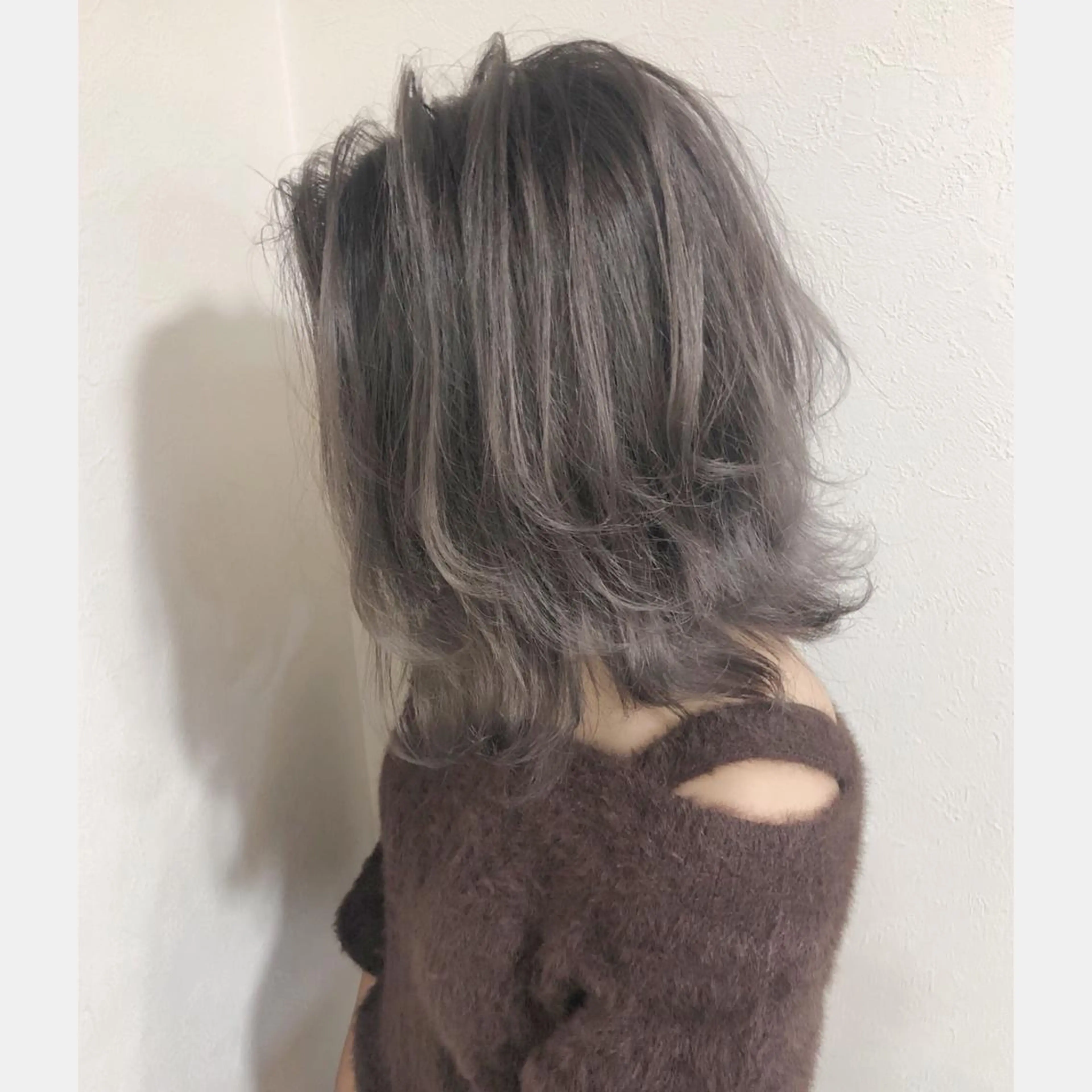 セミロング カラー ブリーチ シルバー ヘアカラー 山崎 雄太のヘアスタイル