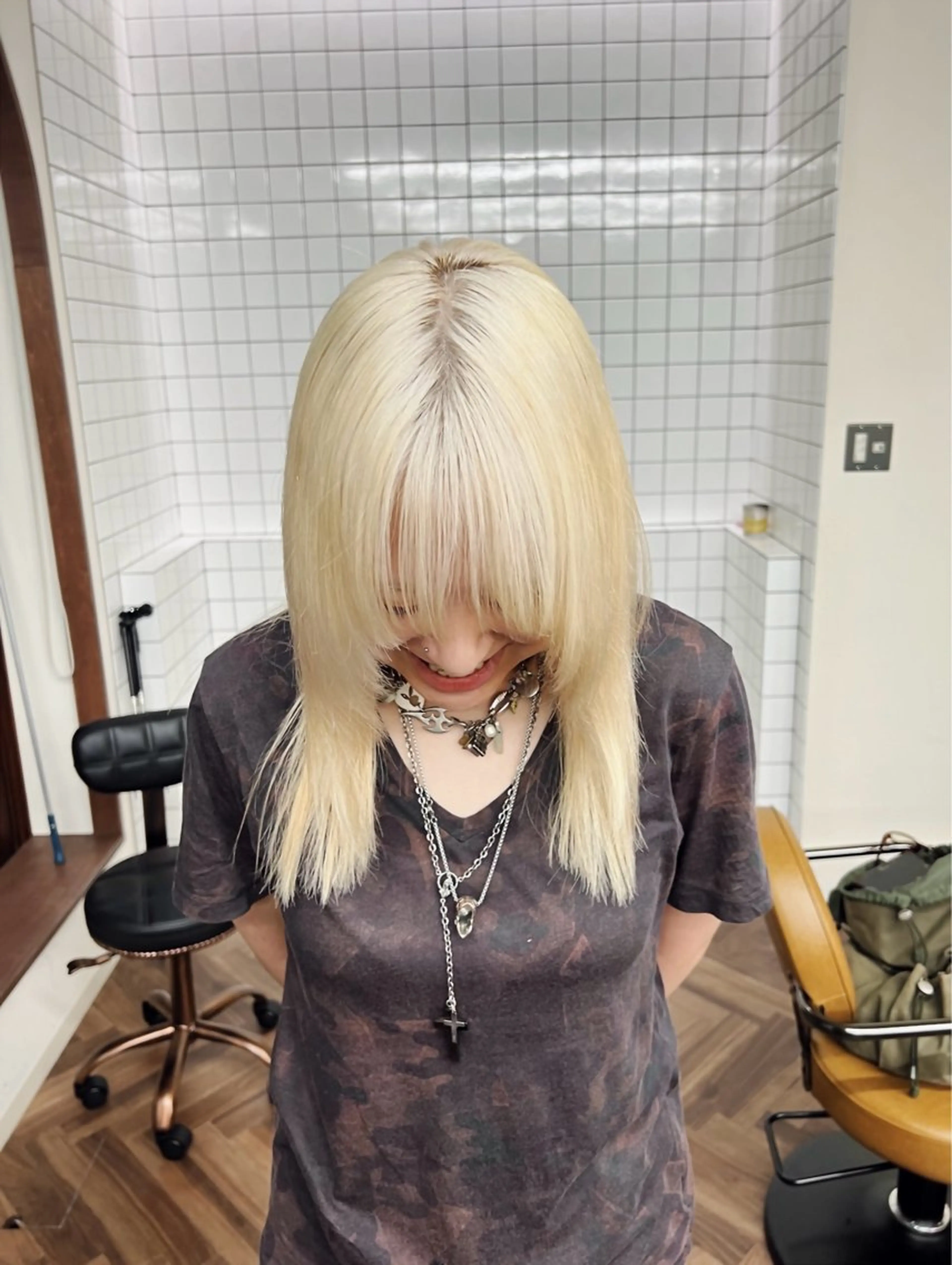 ミディアム カラー ブリーチ ブロンド ケアブリーチ 透明感カラー ダブルカラー ヘアカラー トリートメント ヘアセット ニュアンスレイヤー ハイトーンカラーのヘアスタイル