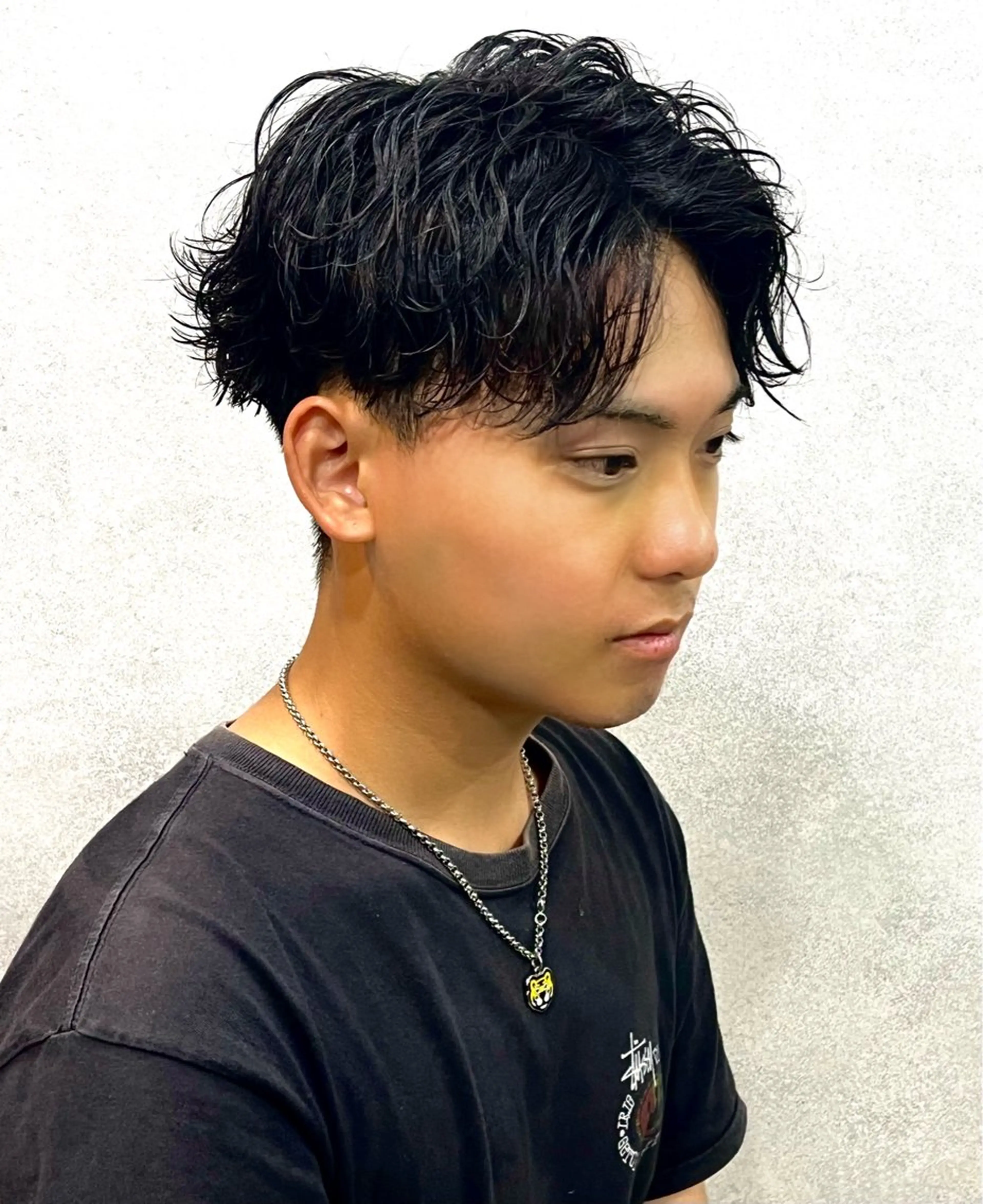 ショート カラー パーマ メンズ アップバング 波巻きパーマ カット パーマ ヘアセット 森下 佑大のヘアスタイル