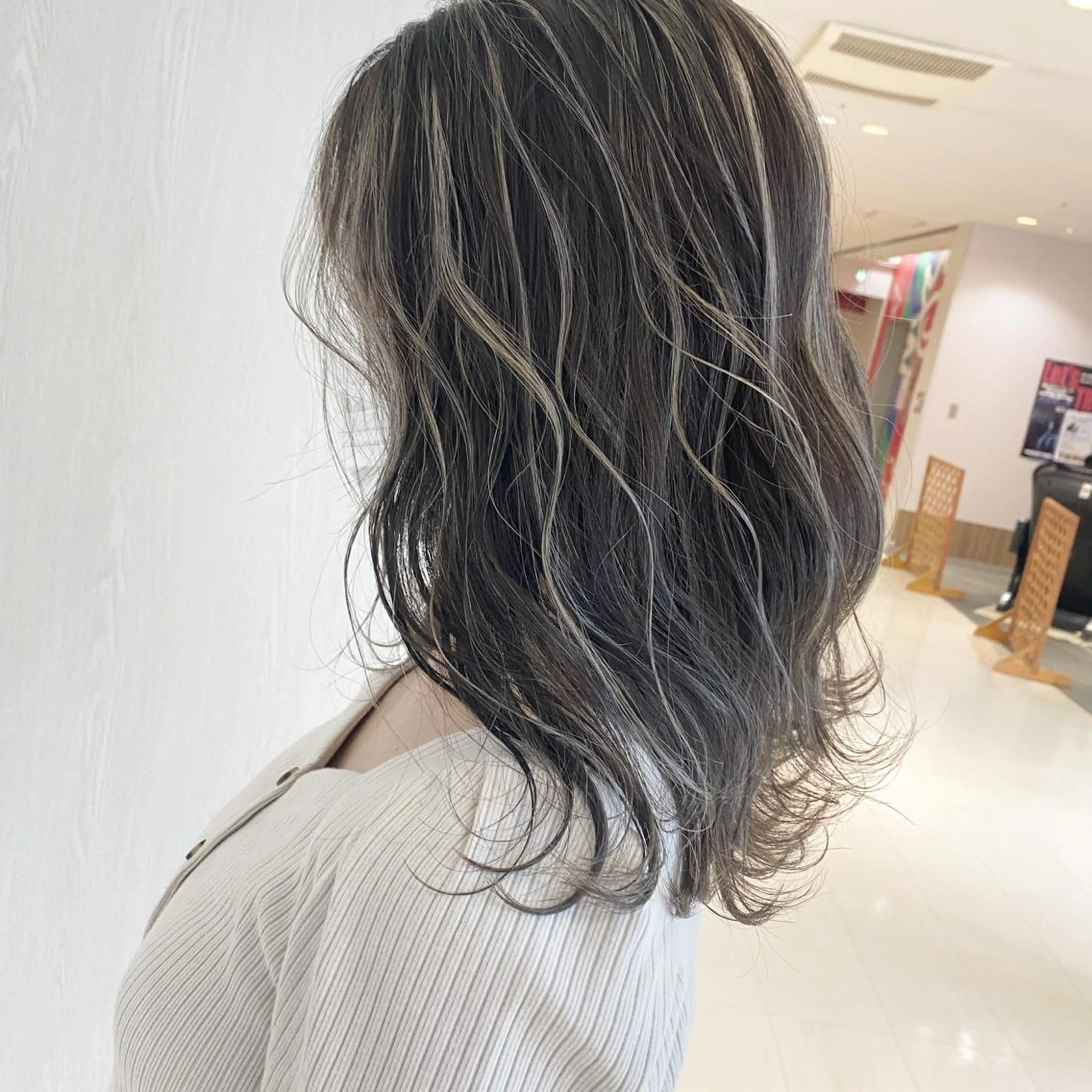 セミロング カラー ブリーチ ハイライトカラー ハイライト カット ヘアカラー トリートメント デザインカラー 店長🌈annaのヘアスタイル