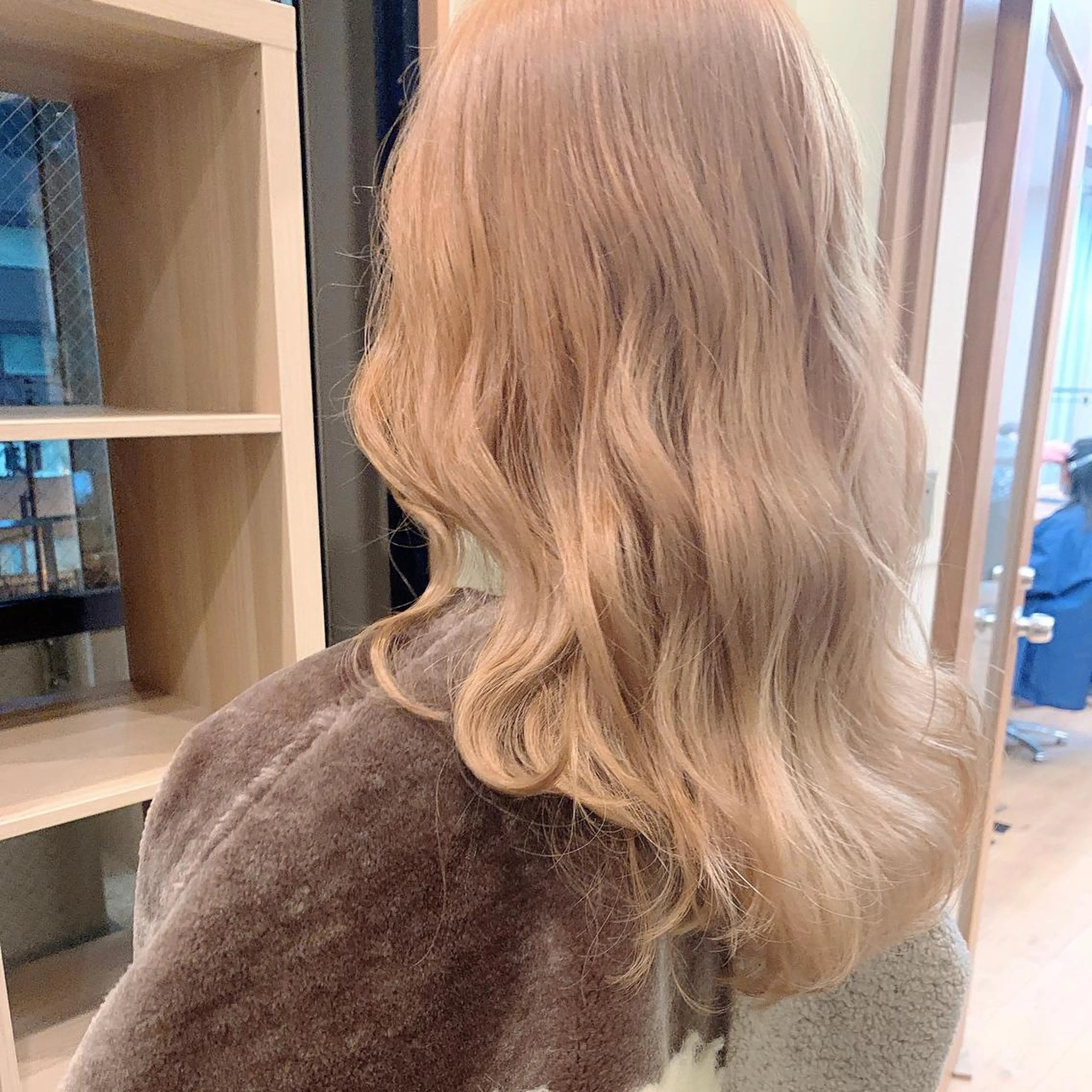 ロング カラー ベージュカラー ブリーチ ハイトーンカラー ミルクティーベージュ NUMBER_ ユイナのヘアスタイル