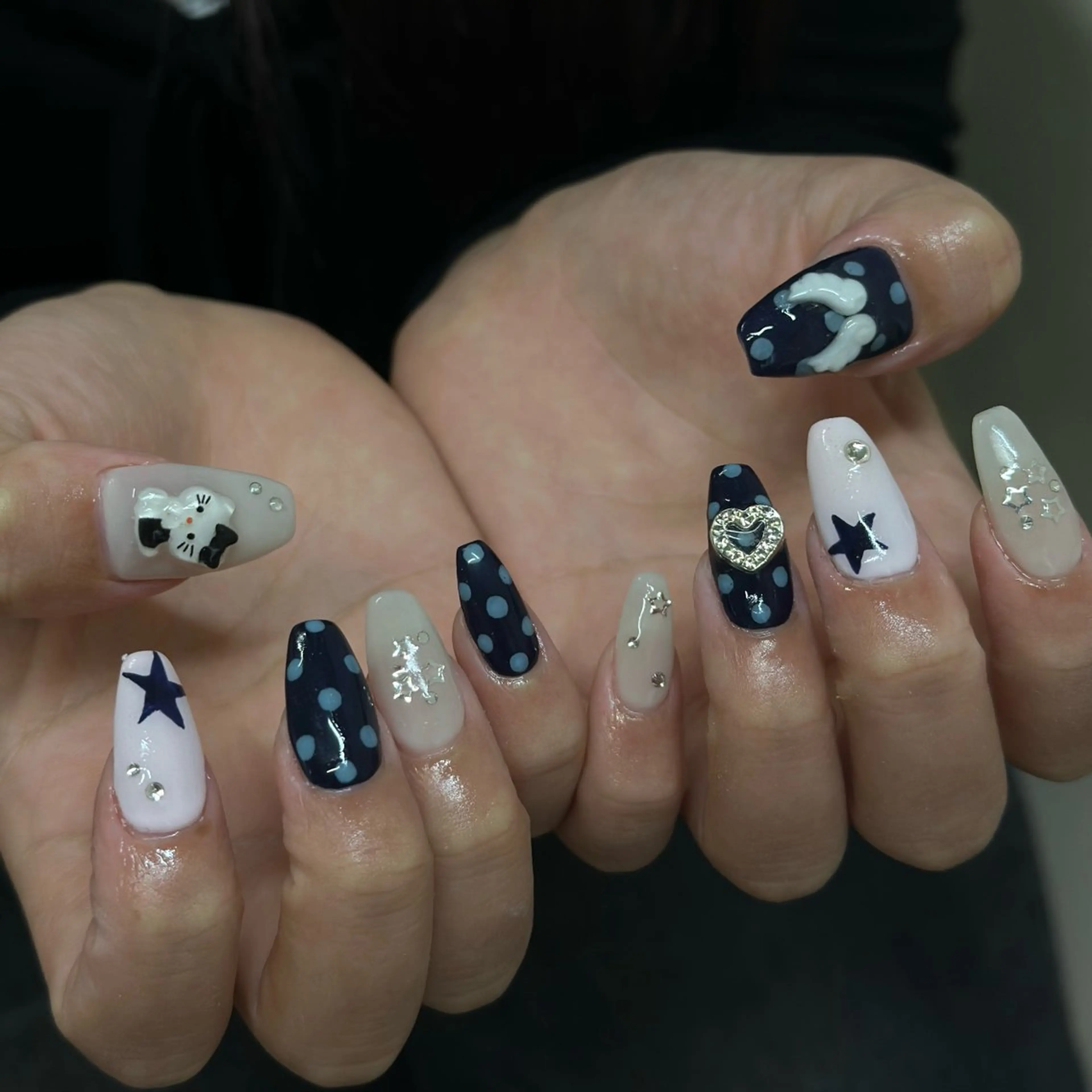 ネイル ドット ネイビー ハンドネイル mis uzuのネイルデザイン