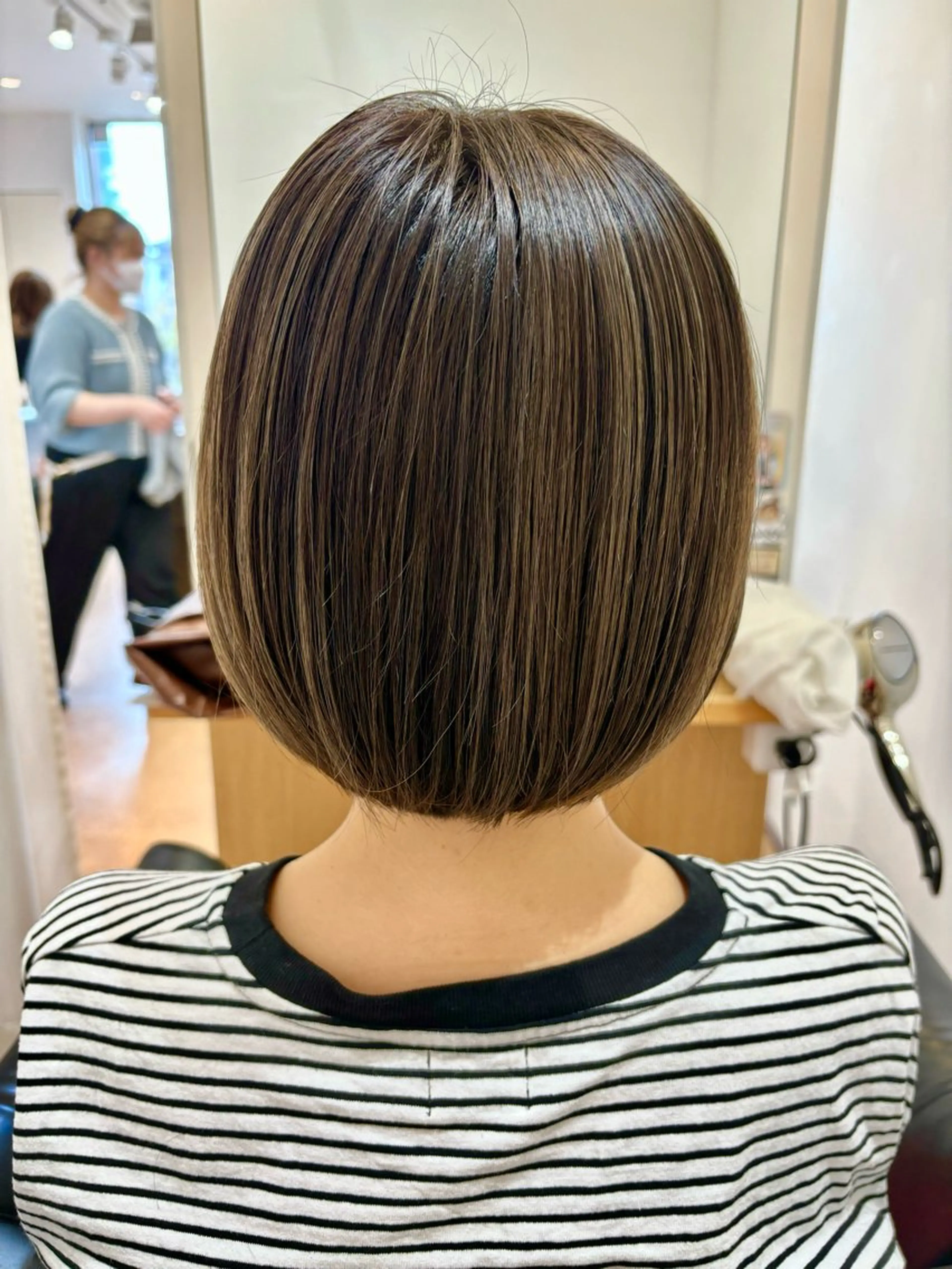 ショート カラー 切りっぱなしボブ ハイライトカラー ボブ ハイライト ヘアカラー 秋山知穂　縮毛矯正 ショートが得意☆のヘアスタイル