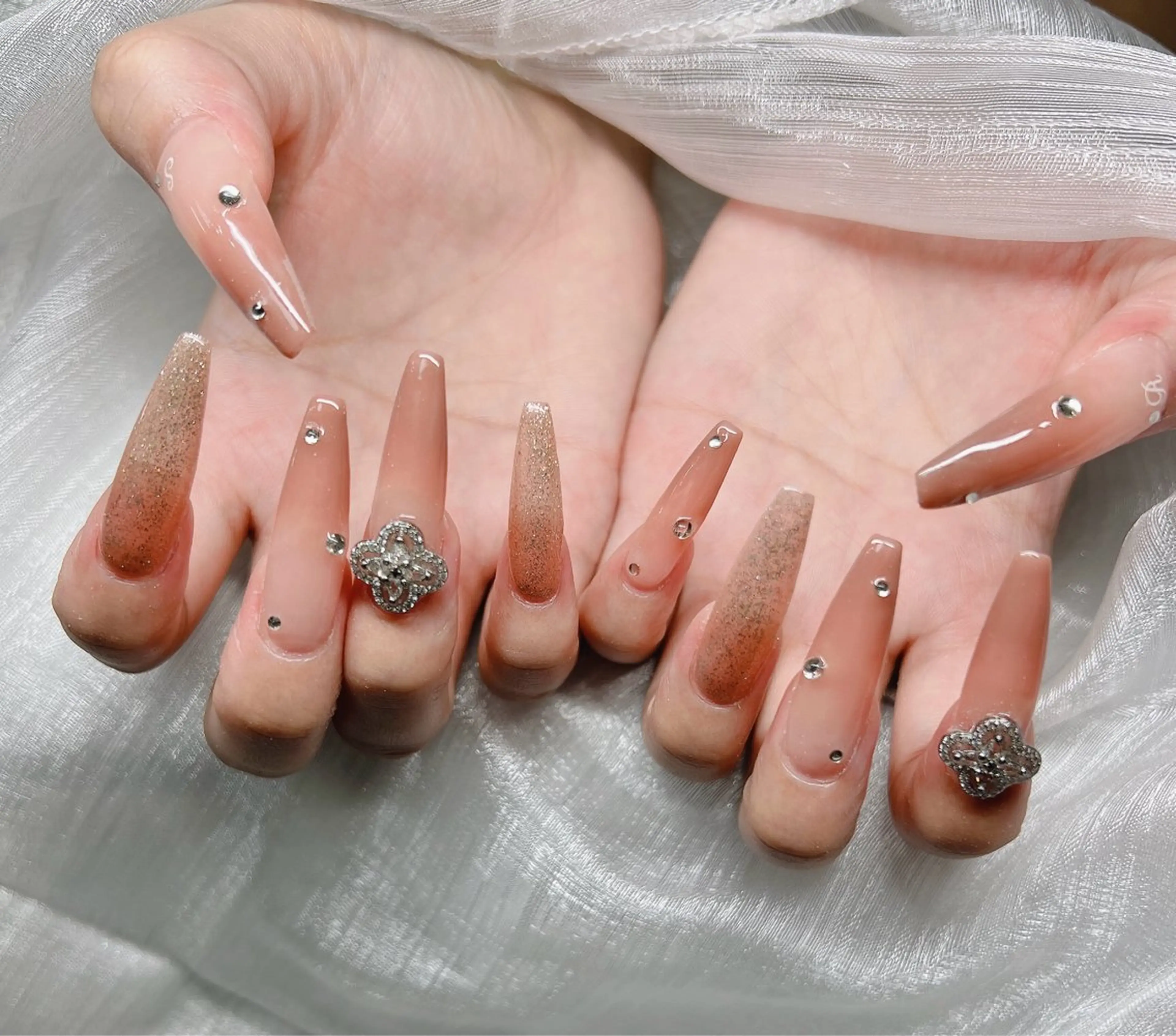 ネイル 長さ出し グラデーション 卒業式 キラキラネイル マグネットネイル ハンドネイル Lee Nailsのネイルデザイン