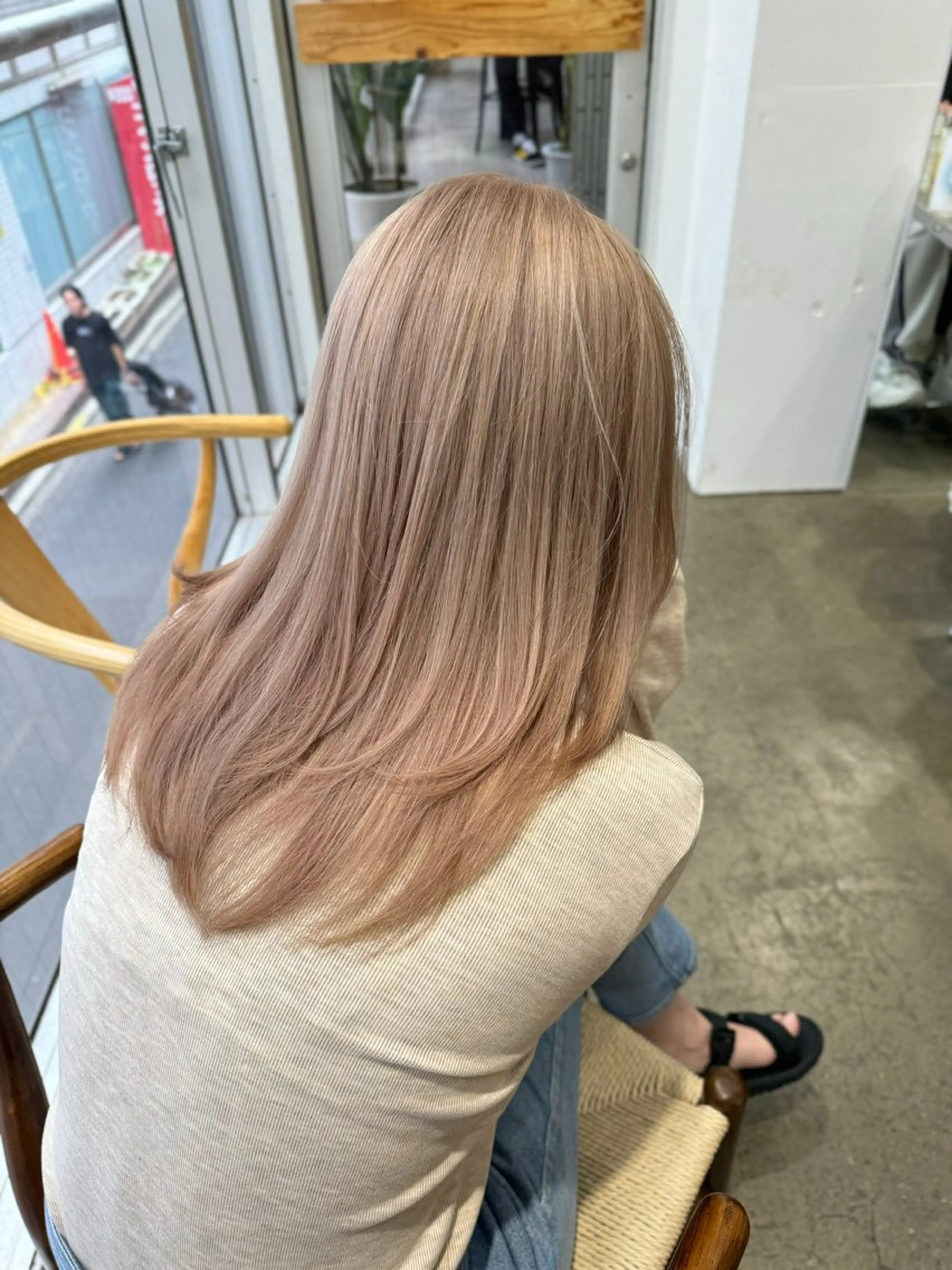 セミロング カラー ベージュカラー ミルクティーベージュ レイヤーカット SALOWIN新宿三丁目【サロウィン】所属・ハッシュレイヤー💐 透明感カラー💐青木のヘアスタイル