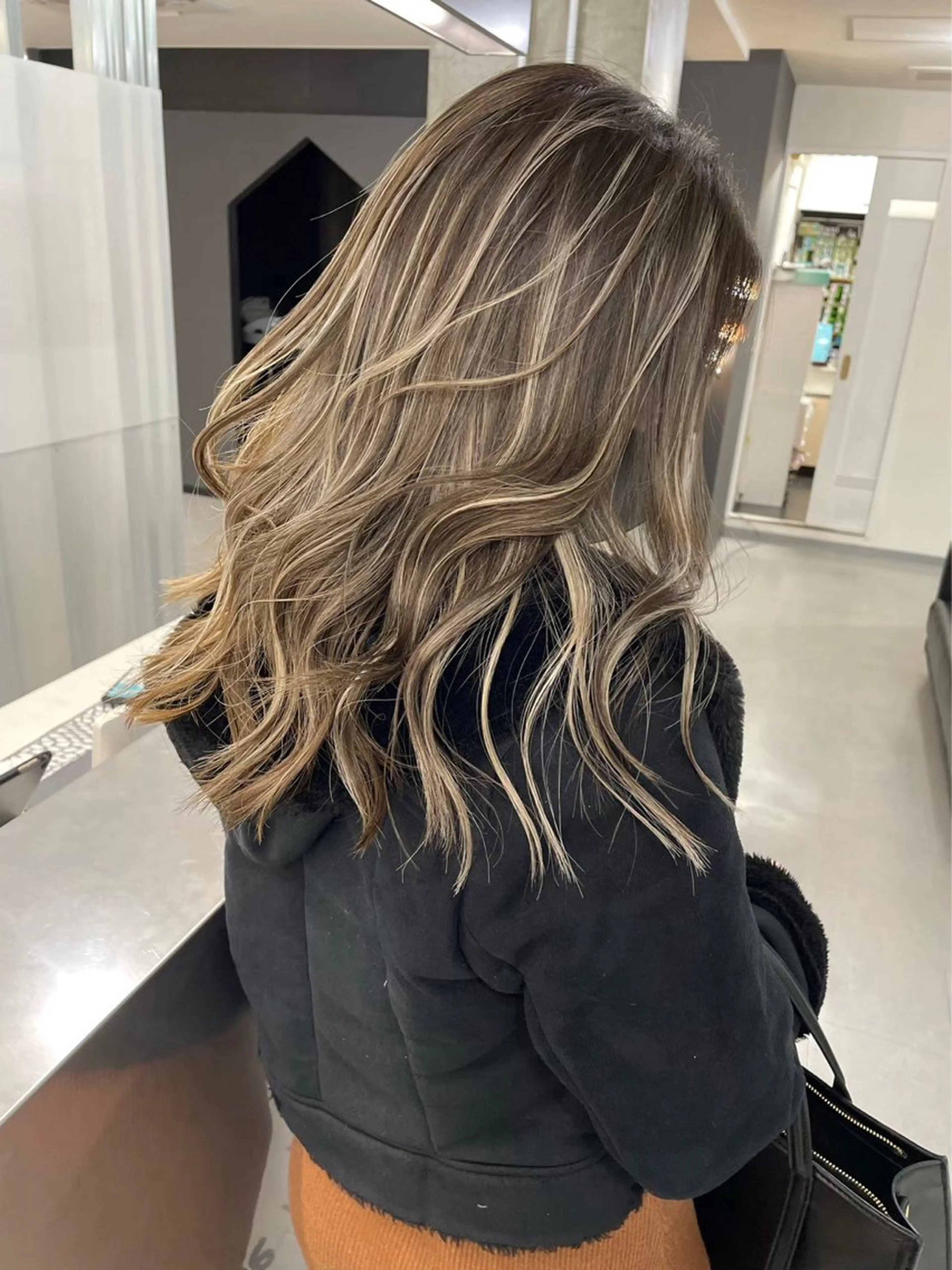セミロング カラー ベージュカラー ブリーチ ハイライトカラー ハイライト 髪質改善SALON MIST+所属・荒金 大翔のヘアスタイル