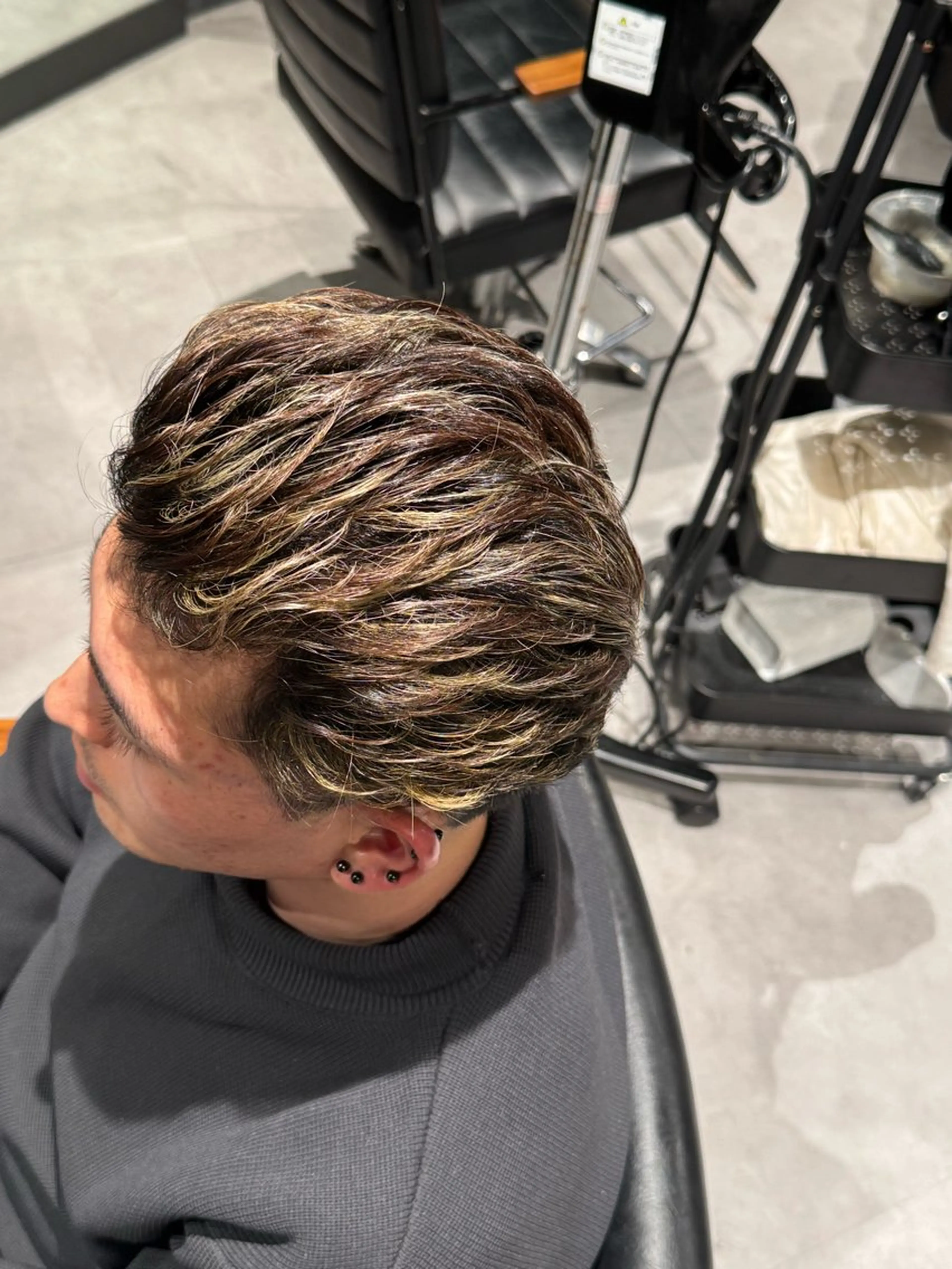 カラー メンズ メンズハイライト ハイライトカラー カット ヘアカラー 毛流れ特化愁斗 センターパートパーマのヘアスタイル