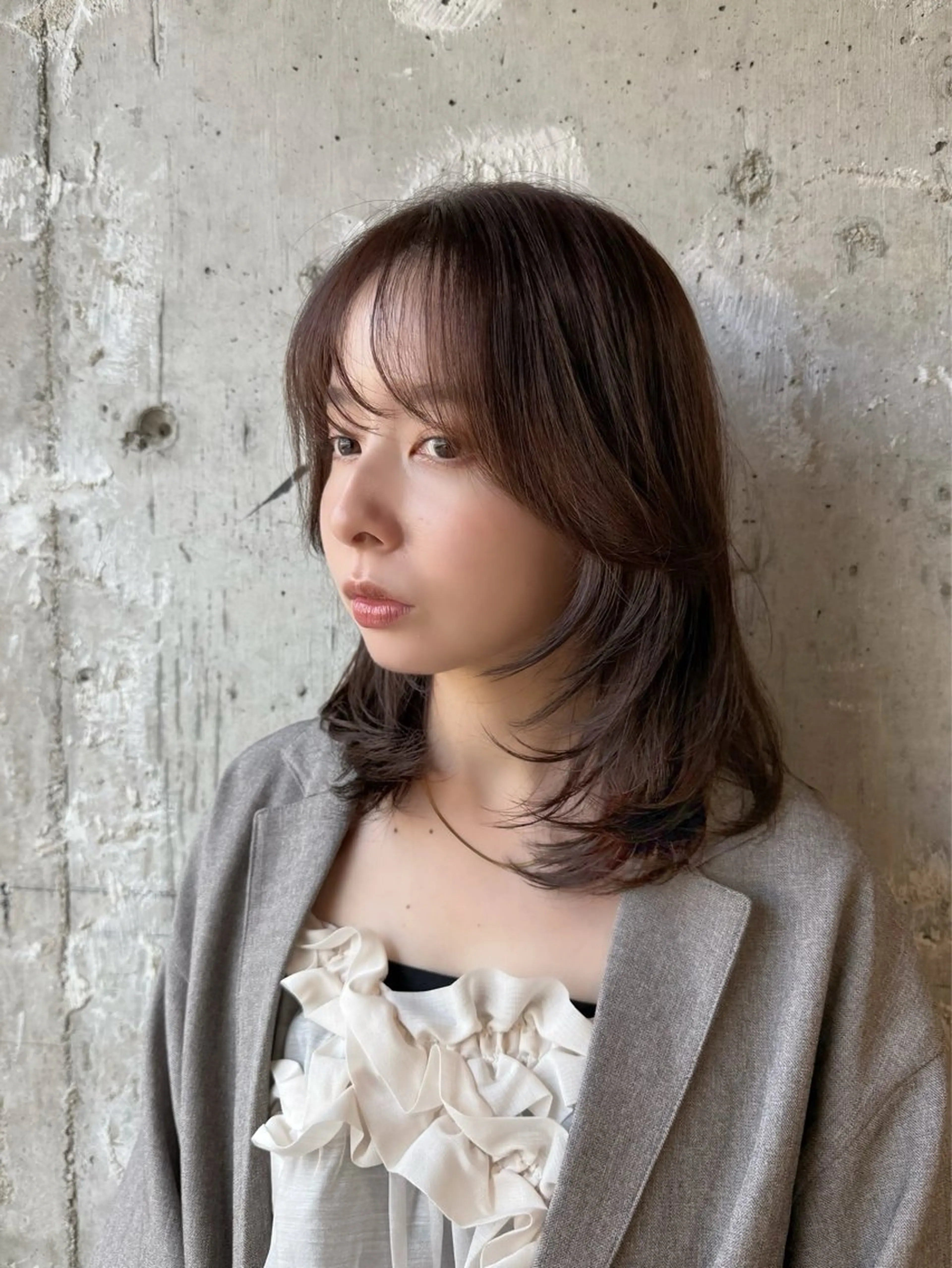 ミディアム esse大阪茶屋町店所属・レイヤーカット 新井田陽寿のヘアスタイル