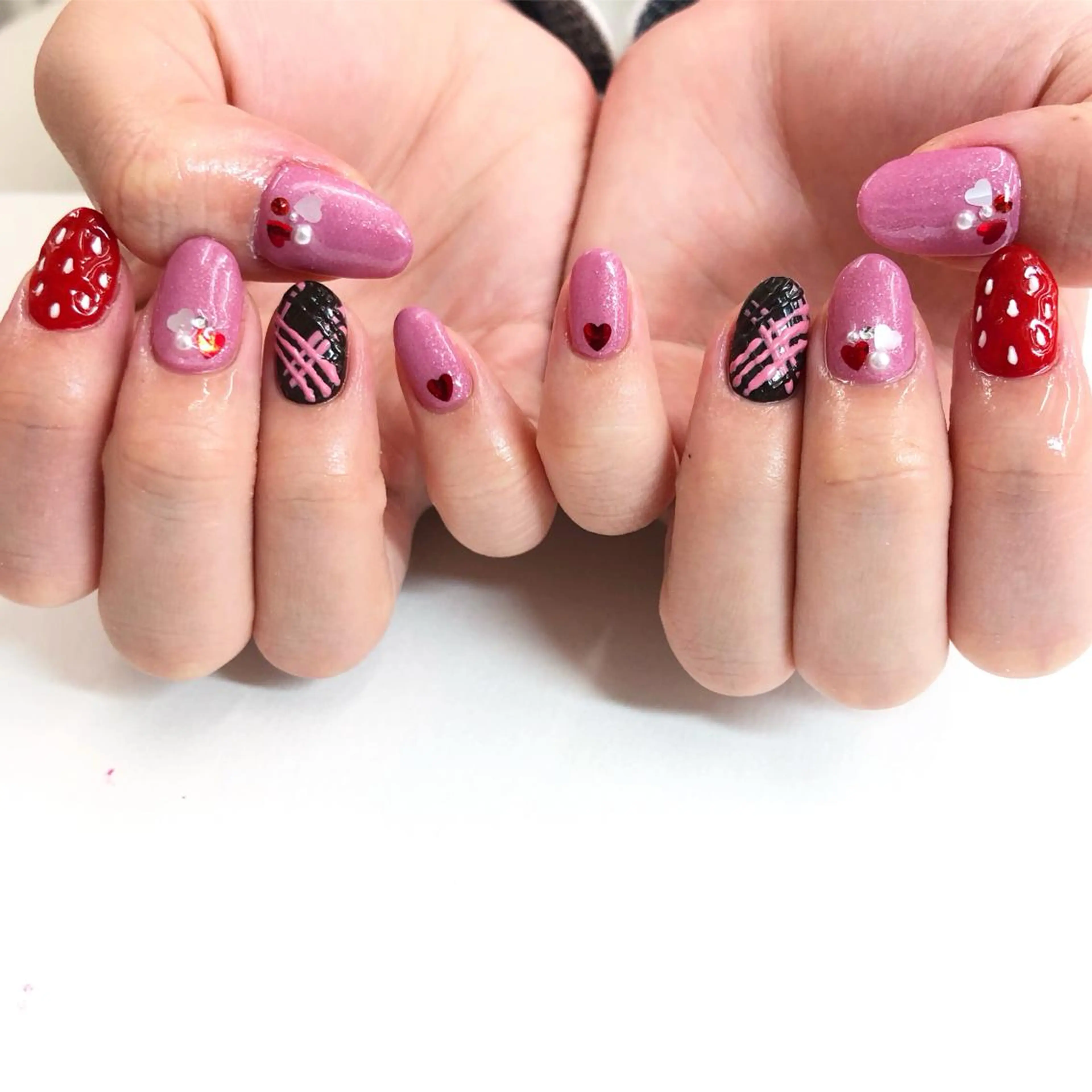 ネイル バレンタイン Minami 🍓のネイルデザイン