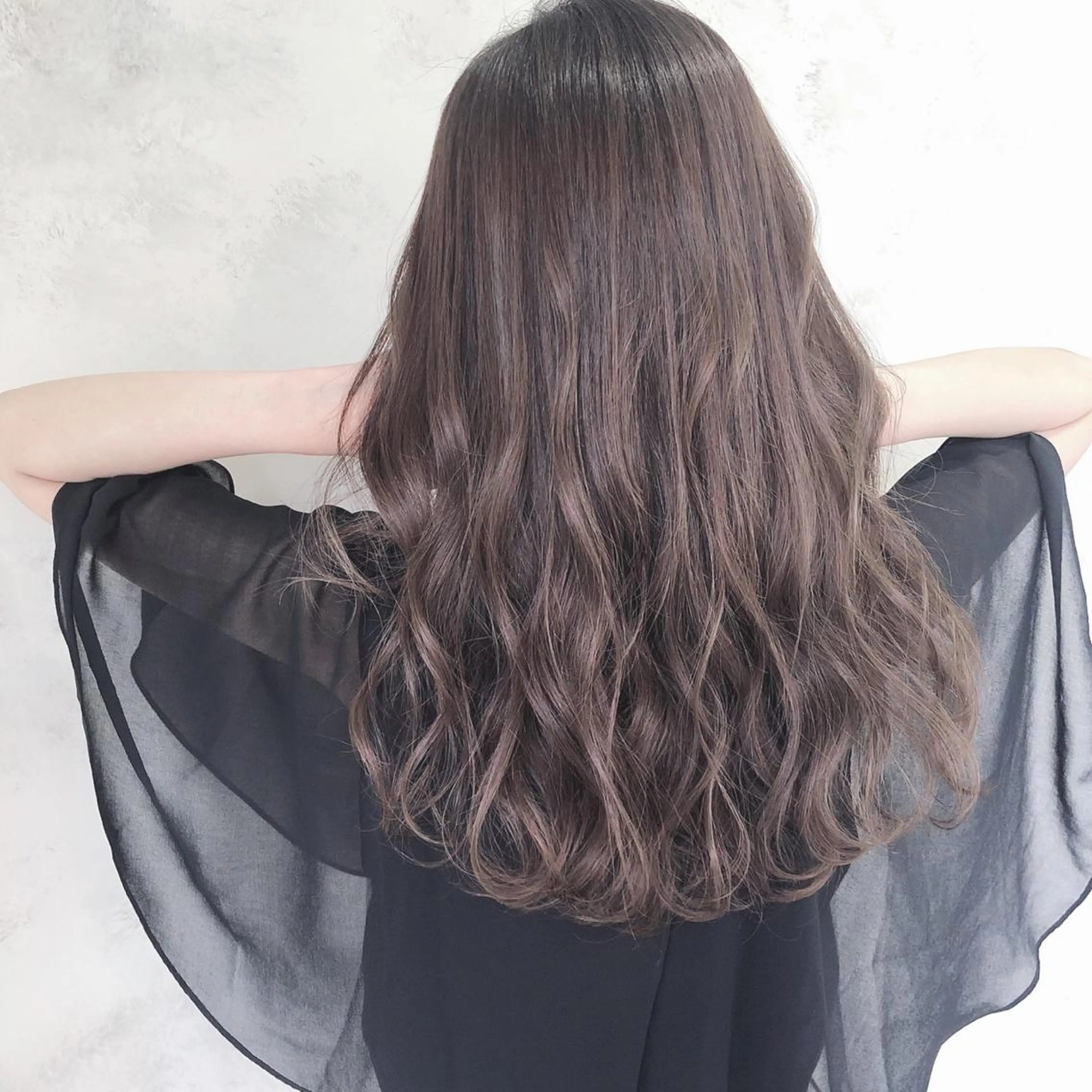 ロング カラー ヘアアレンジ ブリーチ 透明感カラー グレージュ ブリーチなしカラー AHNKISM AHNKISMのヘアスタイル
