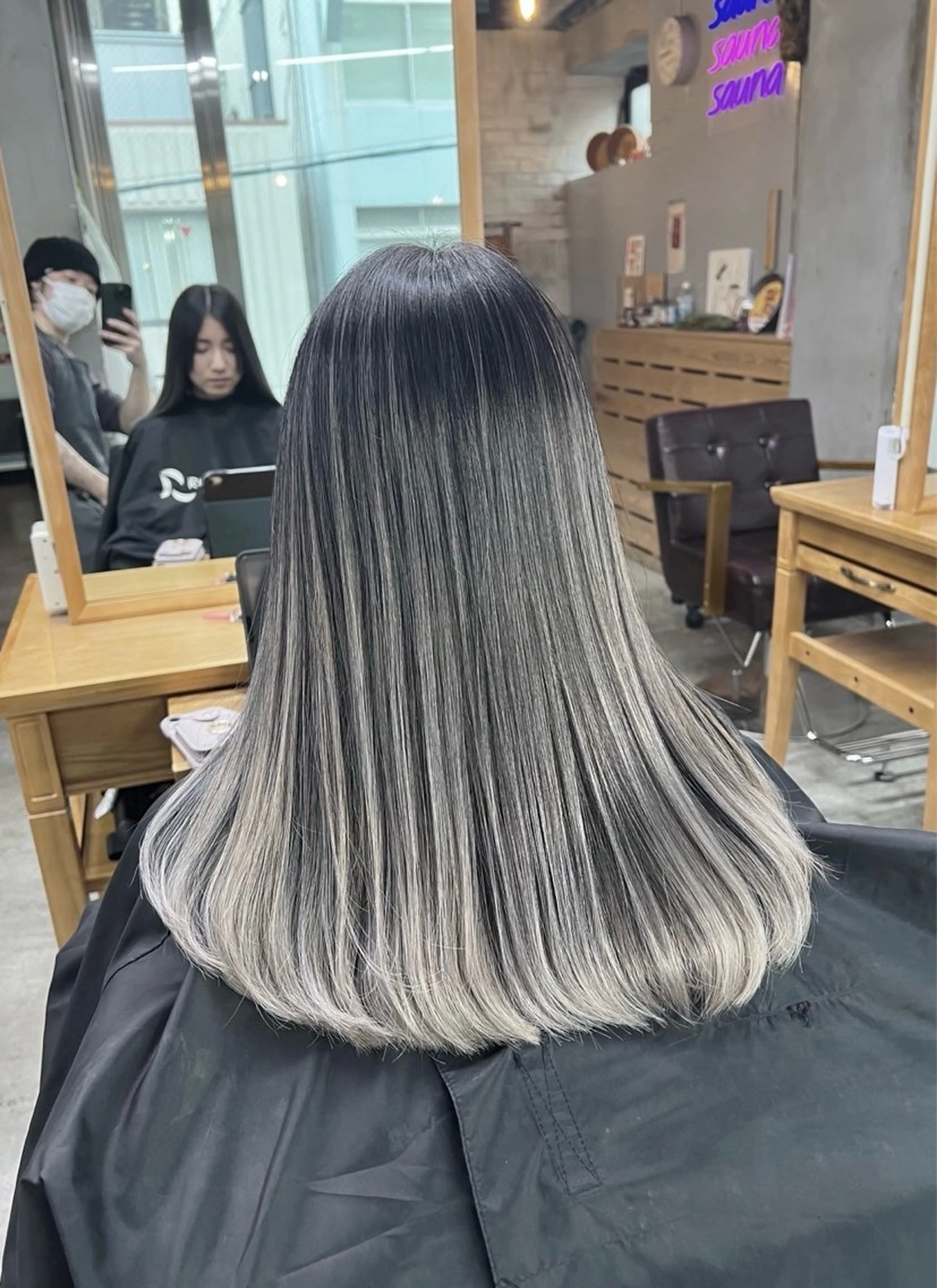 セミロング カラー バレイヤージュ シルバー ホワイトシルバー レイヤーカット ヘアカラー トリートメント ROBIN所属・指名数No.1 /NAOYAのヘアスタイル