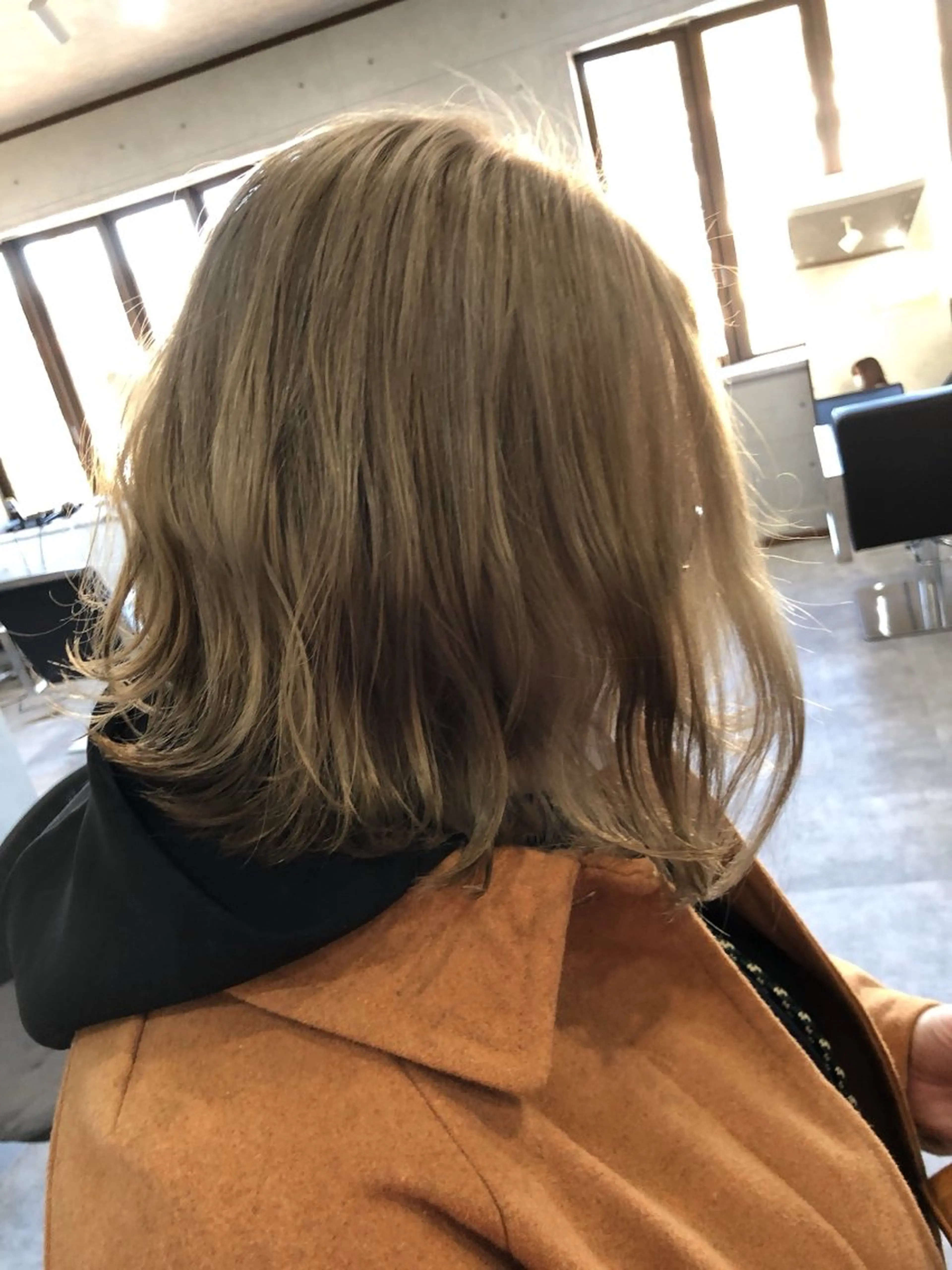 ミディアム ボブ くびれヘア くせ毛 髪質改善 切りっぱなしロブ カット ヘアカラー REVE所属・REVE 【外国人風カラー】のヘアスタイル