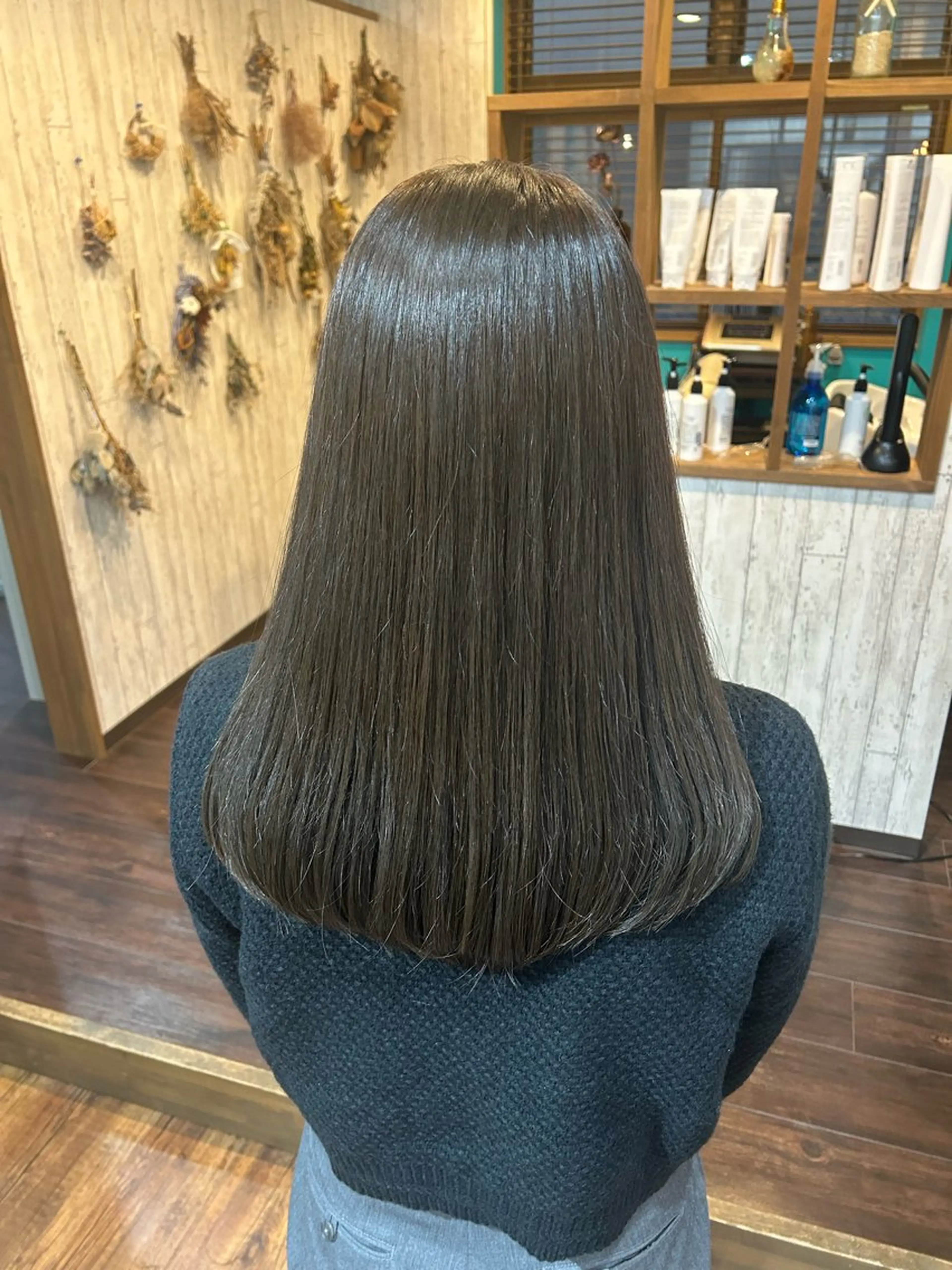 セミロング カット 早坂 さくらのヘアスタイル