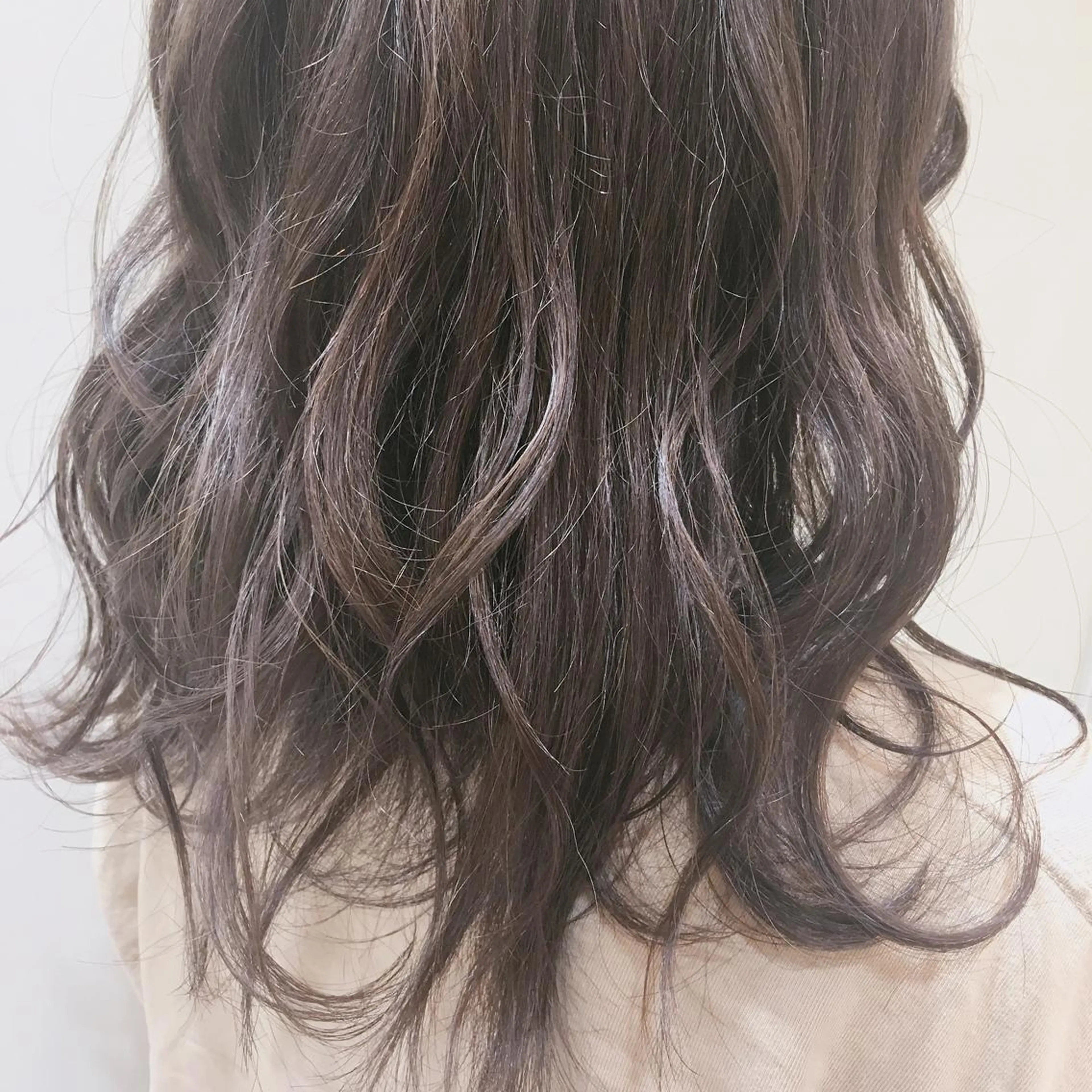 セミロング カラー ブリーチ グレージュ 吉原 雪乃のヘアスタイル