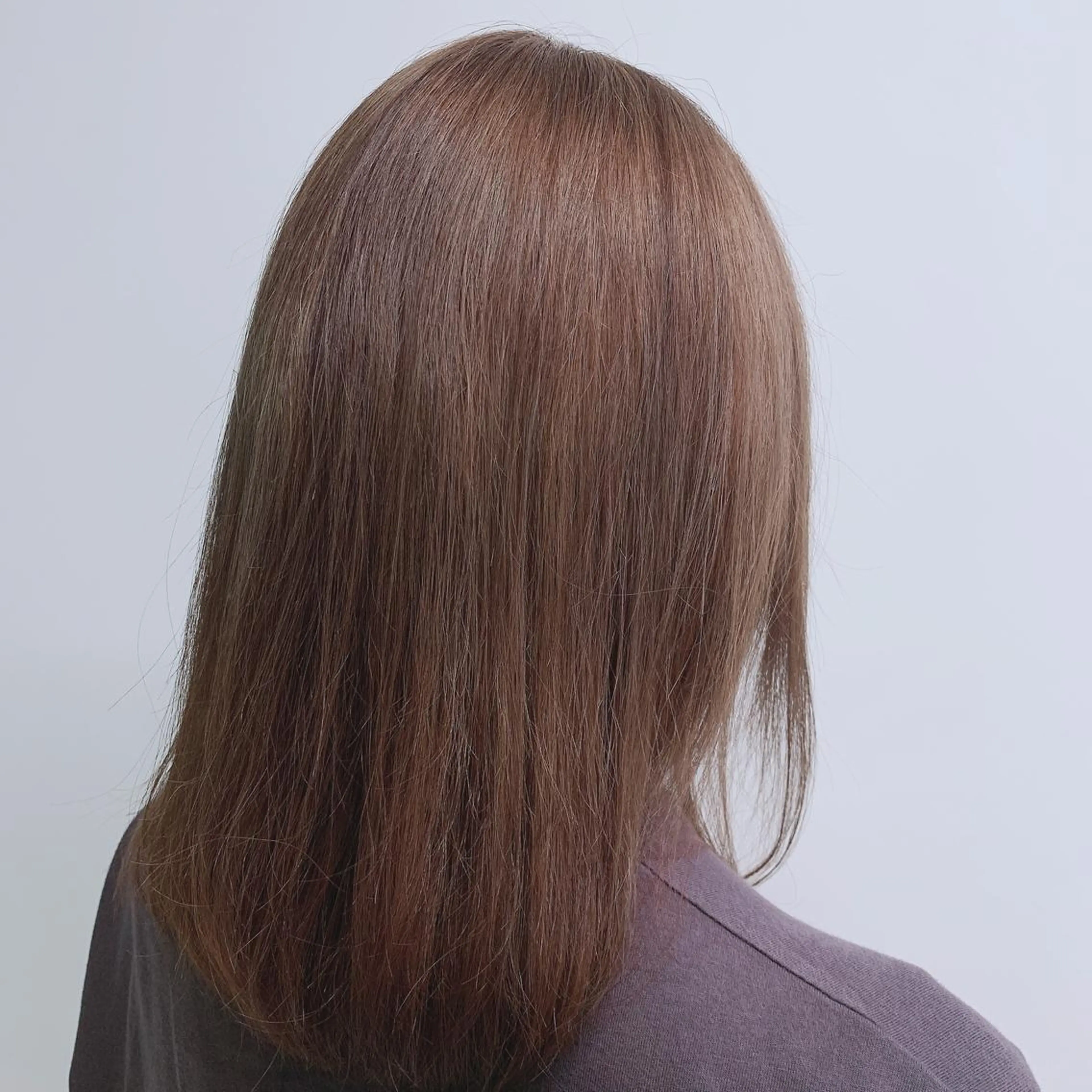 ミディアム カラー ベージュカラー ブリーチ ミルクティーベージュ トリートメント 酸熱トリートメント くすみミルクティー/ ブラウン🪡TOWAのヘアスタイル