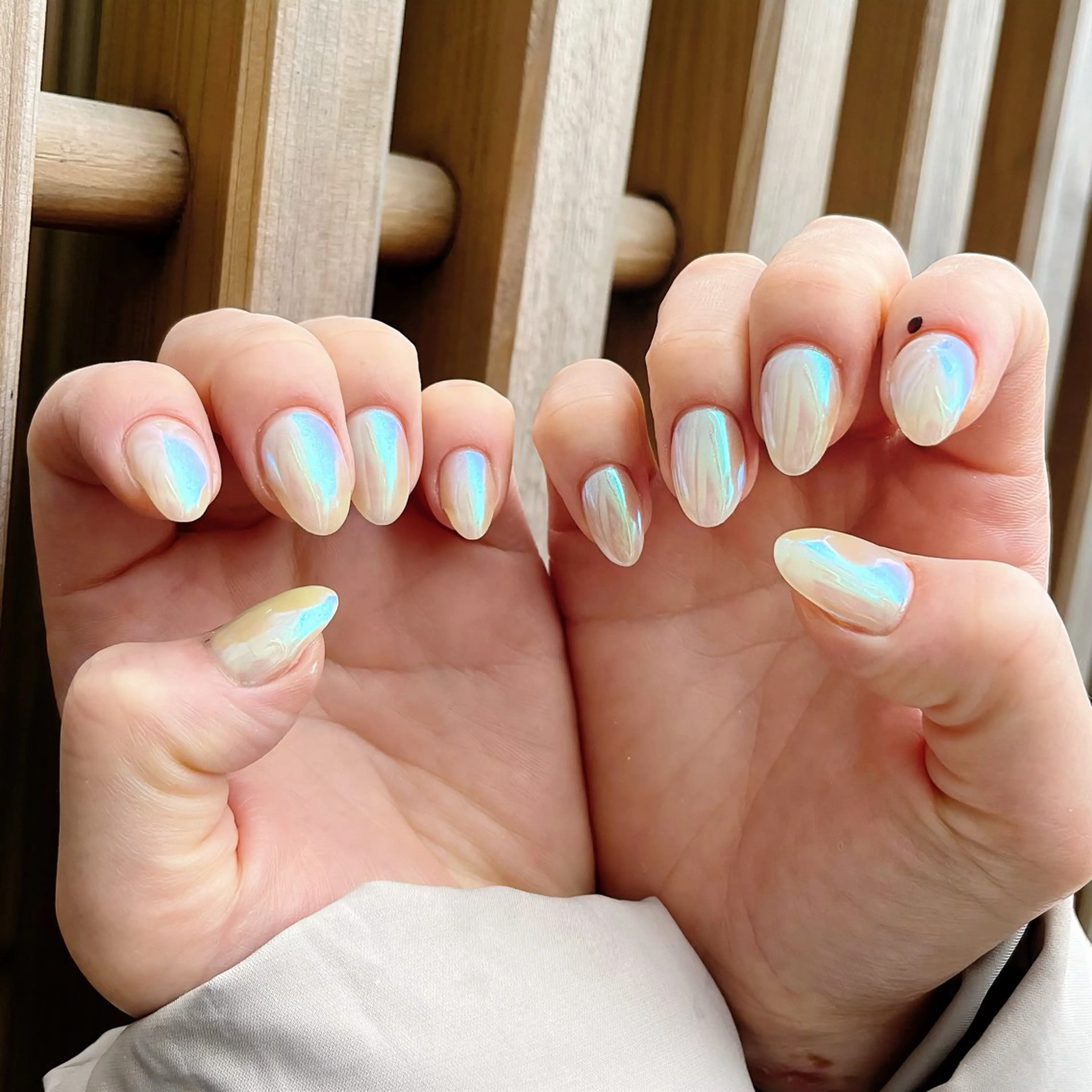 ネイル オーロラネイル ゴールド シンプルネイル ホワイト ハンドネイル 🎀NAIL🎀 AI🪄︎︎◝✩のネイルデザイン