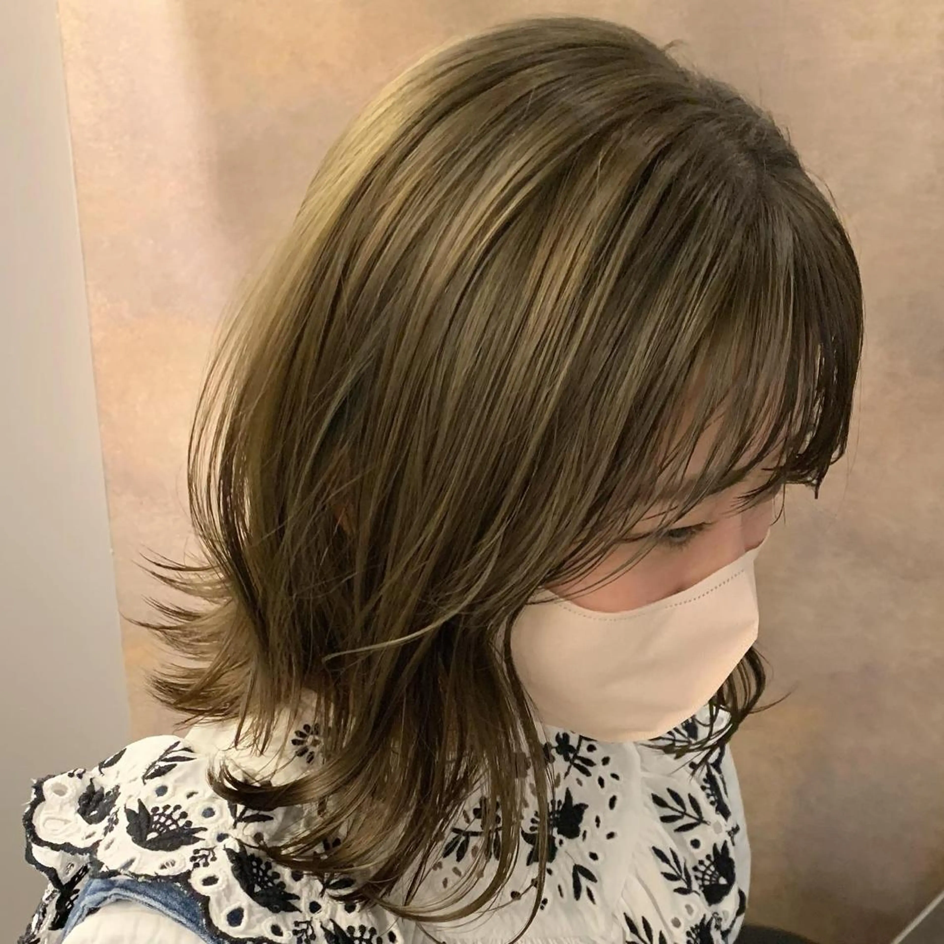 ミディアム カラー ベージュカラー 透明感カラー ダブルカラー オリーブカラー ヘアカラー GO TODAY SHAiRE SALON所属・SAKINO． ベージュカラーのヘアスタイル