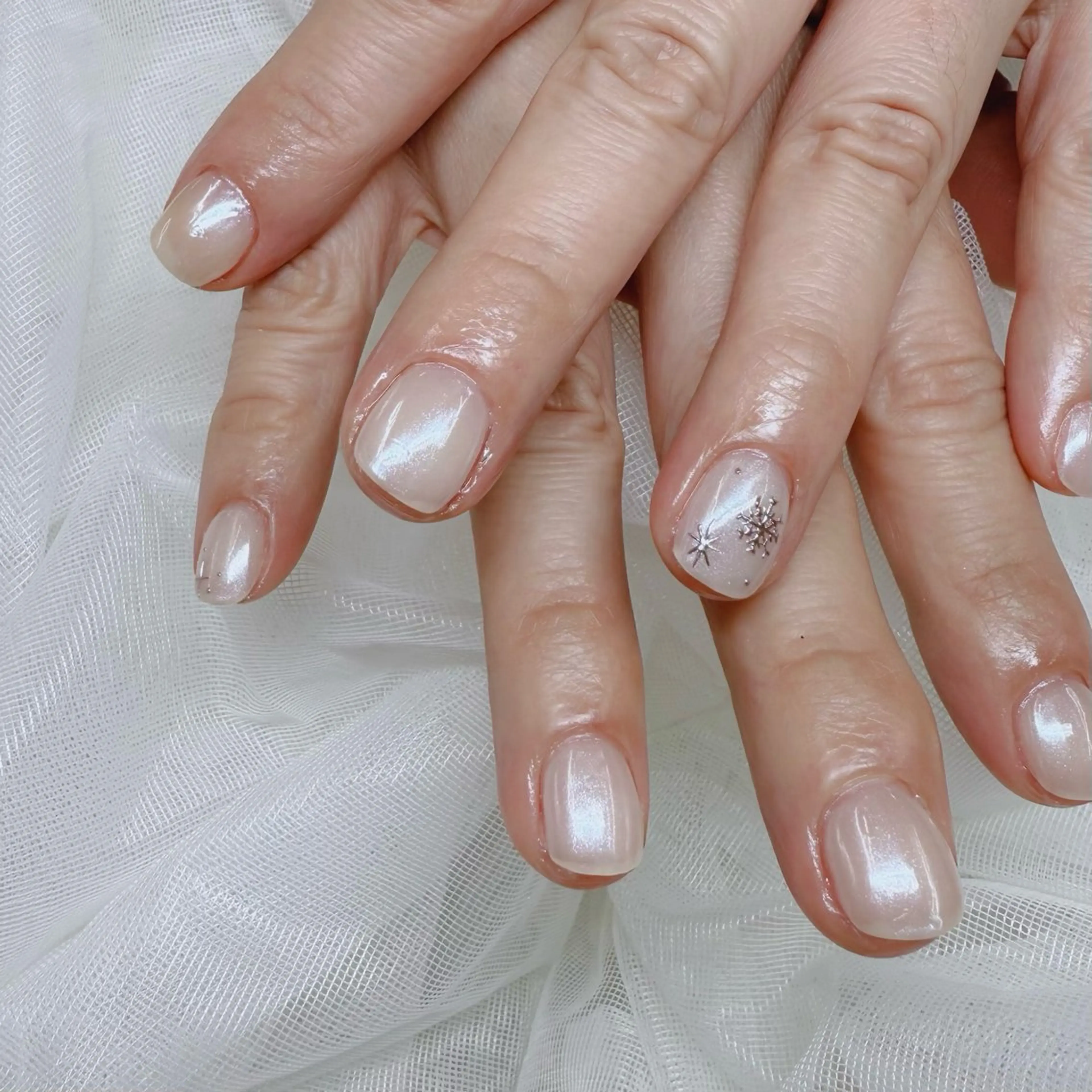 ネイル アートネイル ミラーネイル シルバー ホワイト 冬ネイル Amie NAILのネイルデザイン