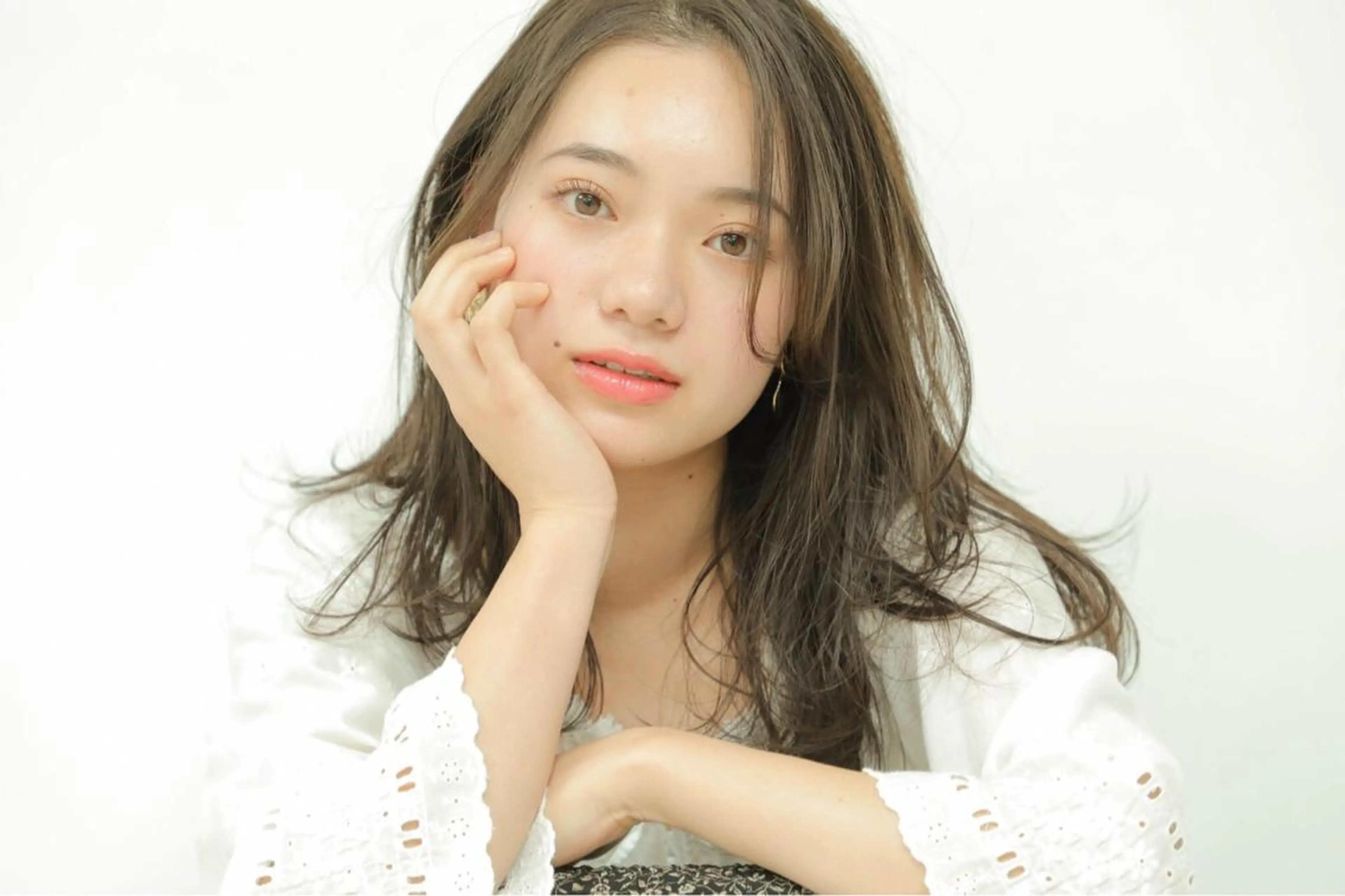 ミディアム アッシュ ボブ くせ毛 斜めバング ハイライト REVE所属・馬場  麻応のヘアスタイル