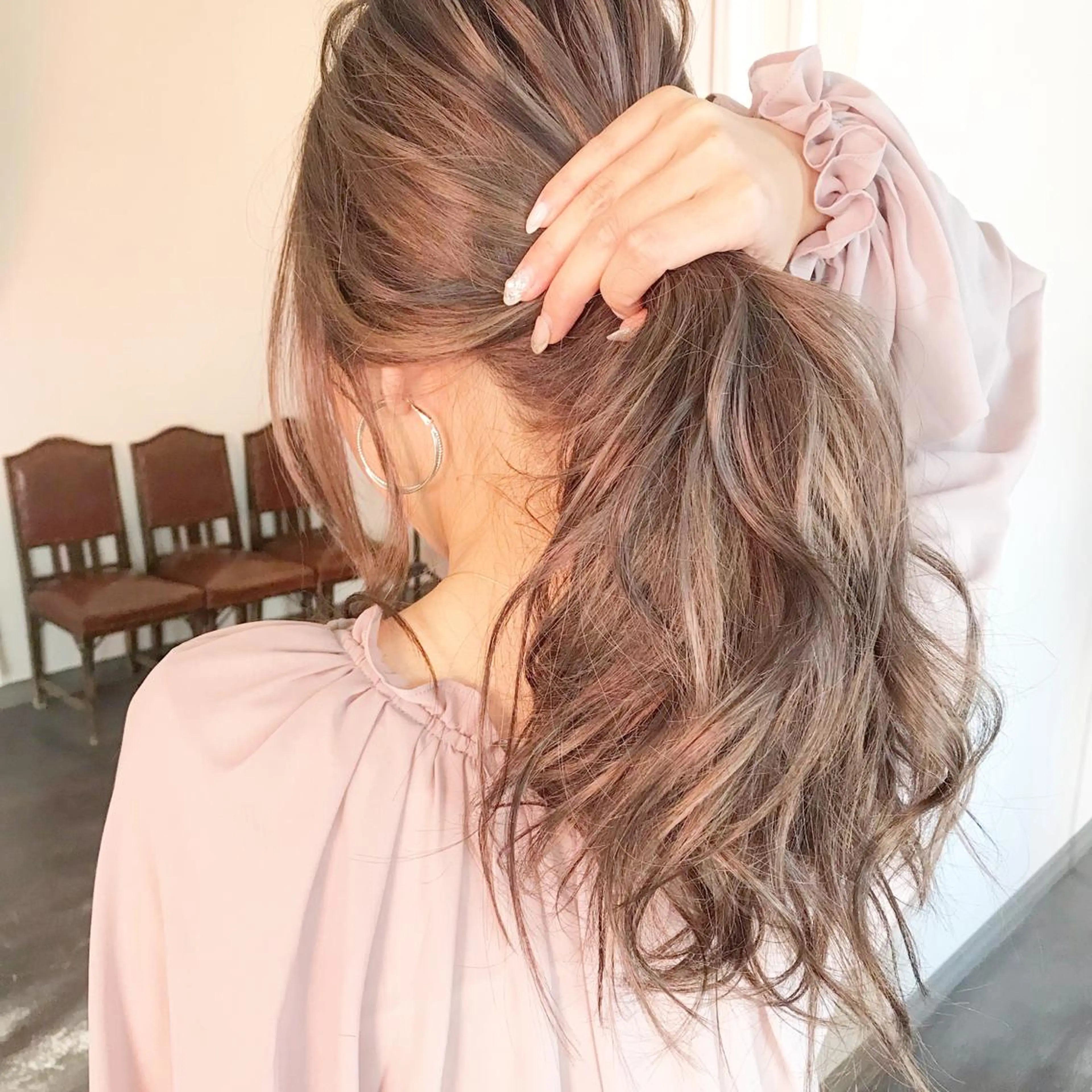 セミロング カラー ヘアアレンジ お団子ヘア 切りっぱなしボブ バレイヤージュ ブリーチ デザインカラー Mariana/ 鶴原-ハイライトのヘアスタイル