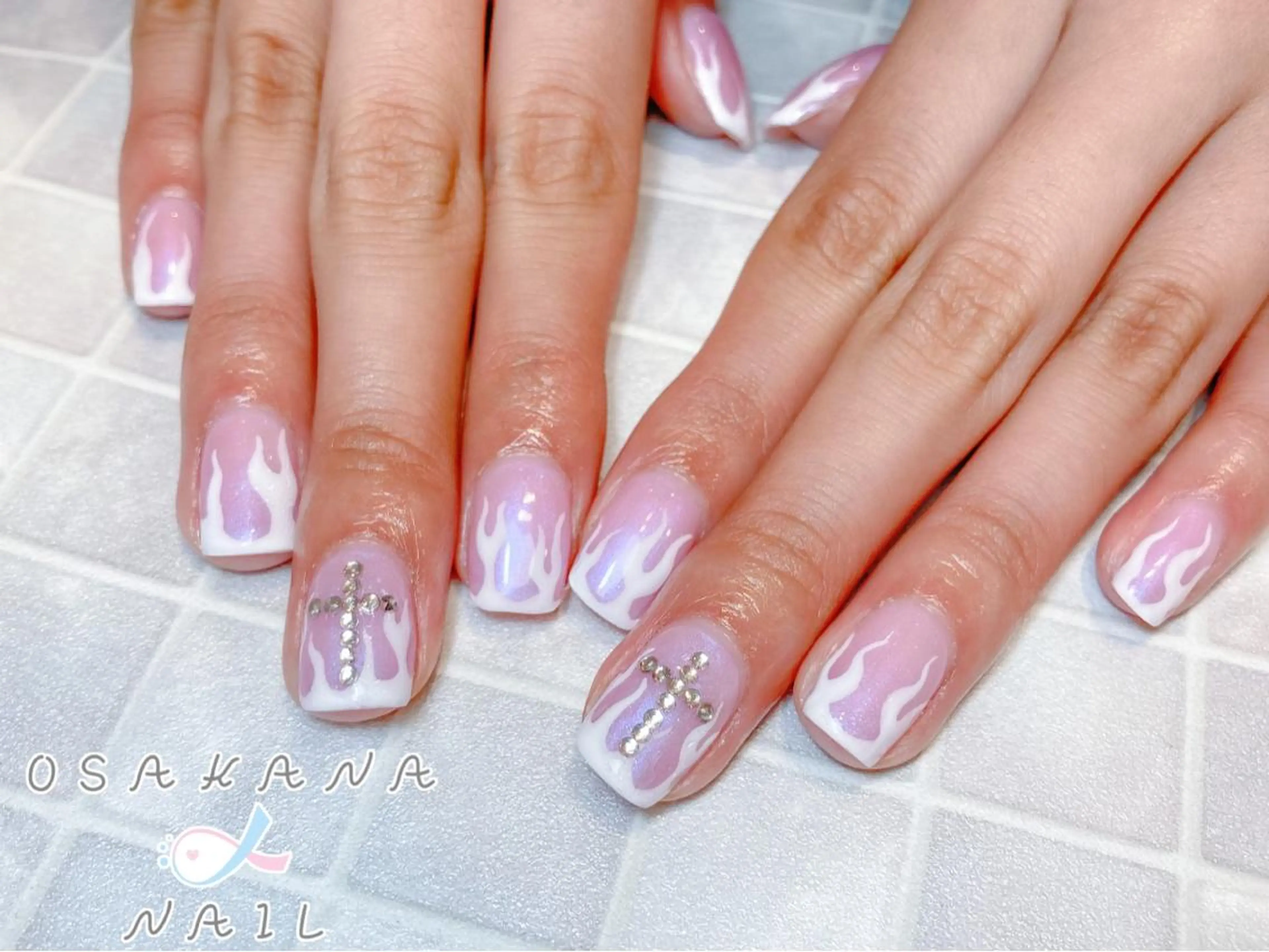 ネイル アートネイル キラキラネイル 韓国ネイル ピンク ホワイト OSAKNA NAIL しおん🐠のネイルデザイン